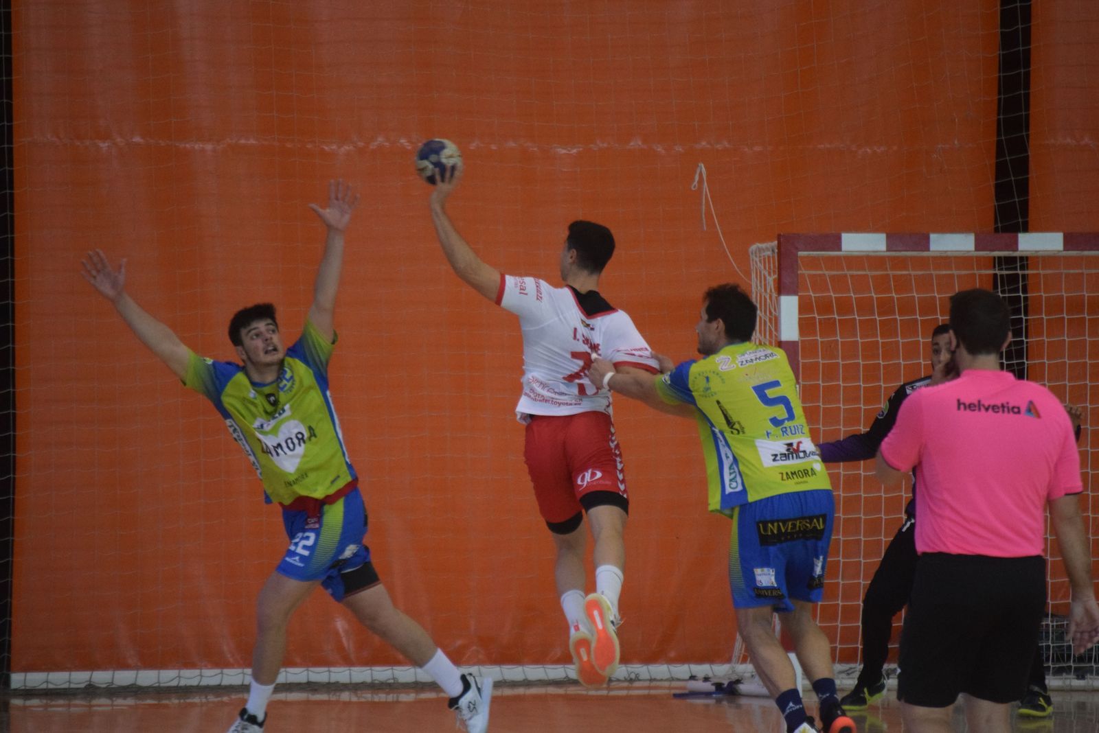 Fer defiende a un rival en el partido frente a Burgos