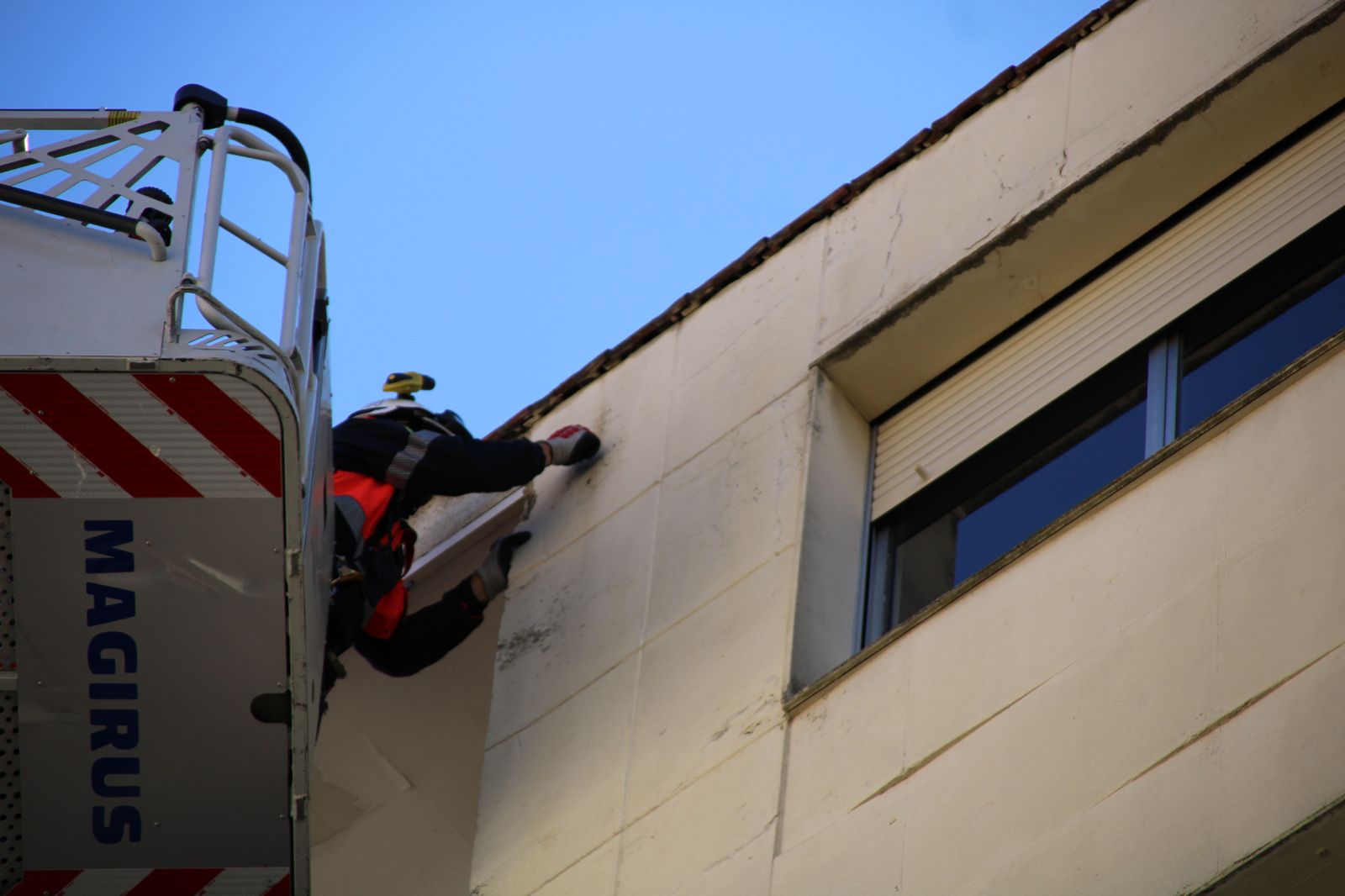 bomberos-comprueban-la-fachada-de-un-edificio-en-alvaro-gil-10