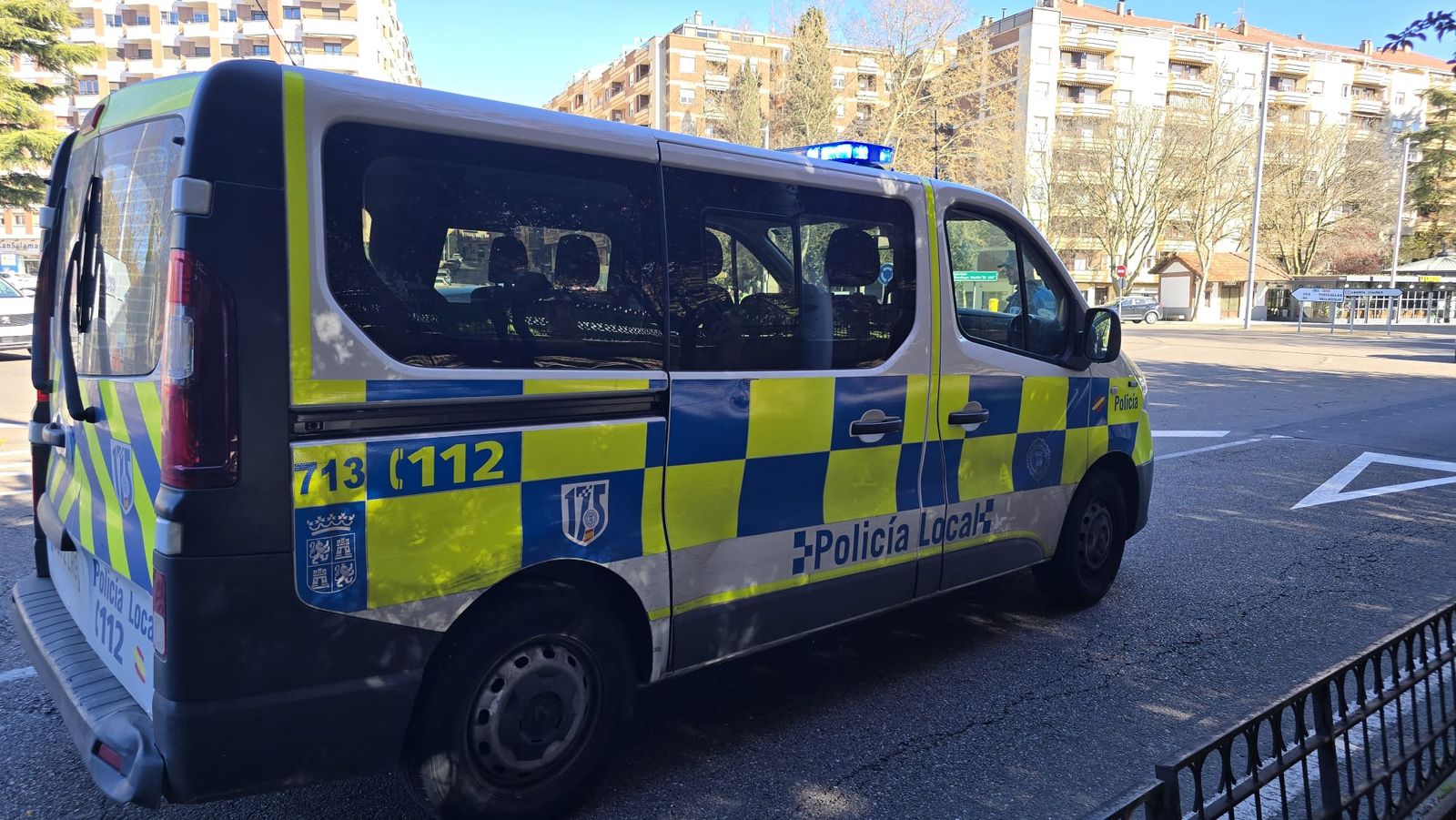 Furgon de la Policía Local en la avenida de San Agustín junto a la Plaza de Toros