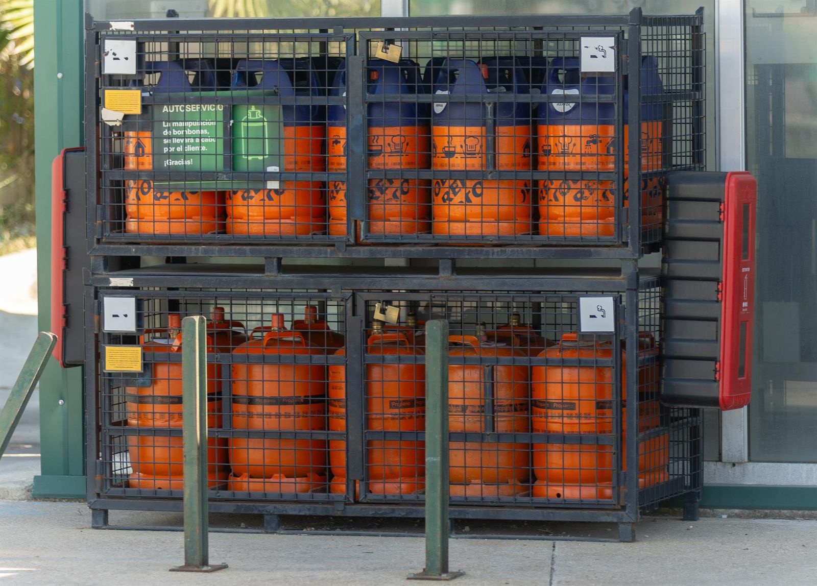 Bombonas de butano en una gasolinera. Eduardo Parra. Europa Press. Archivo