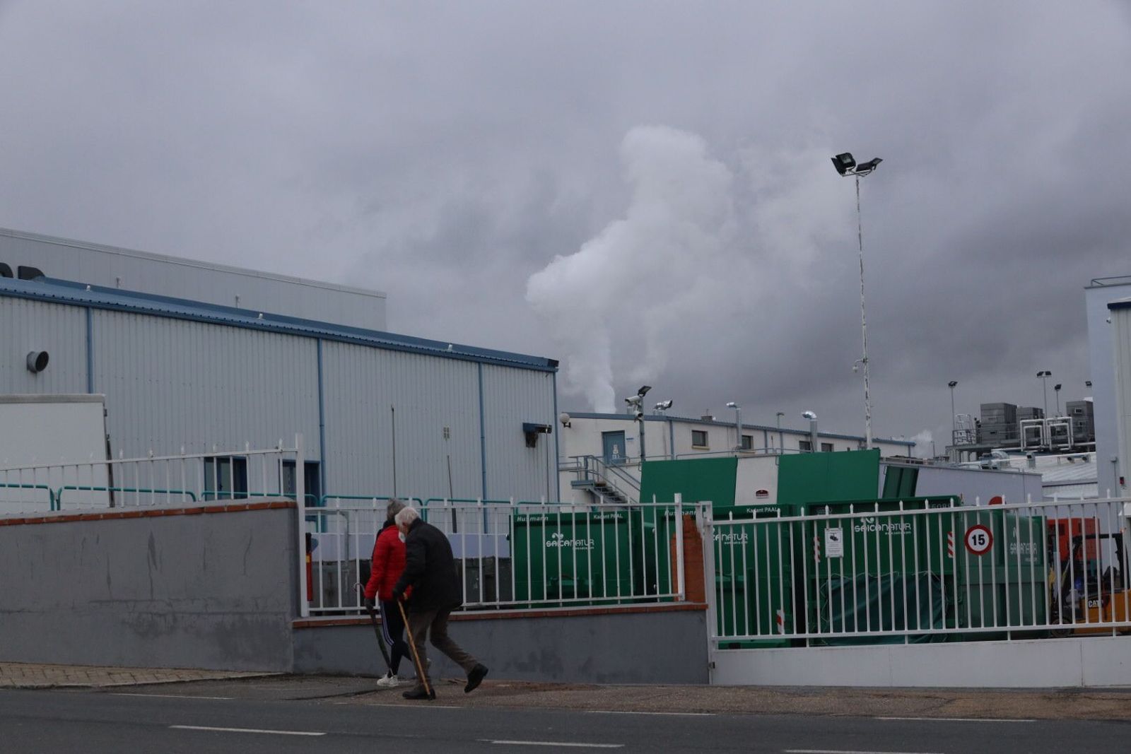 Columna de humo blanco saliendo de una nave del Polígono de El Montalvo