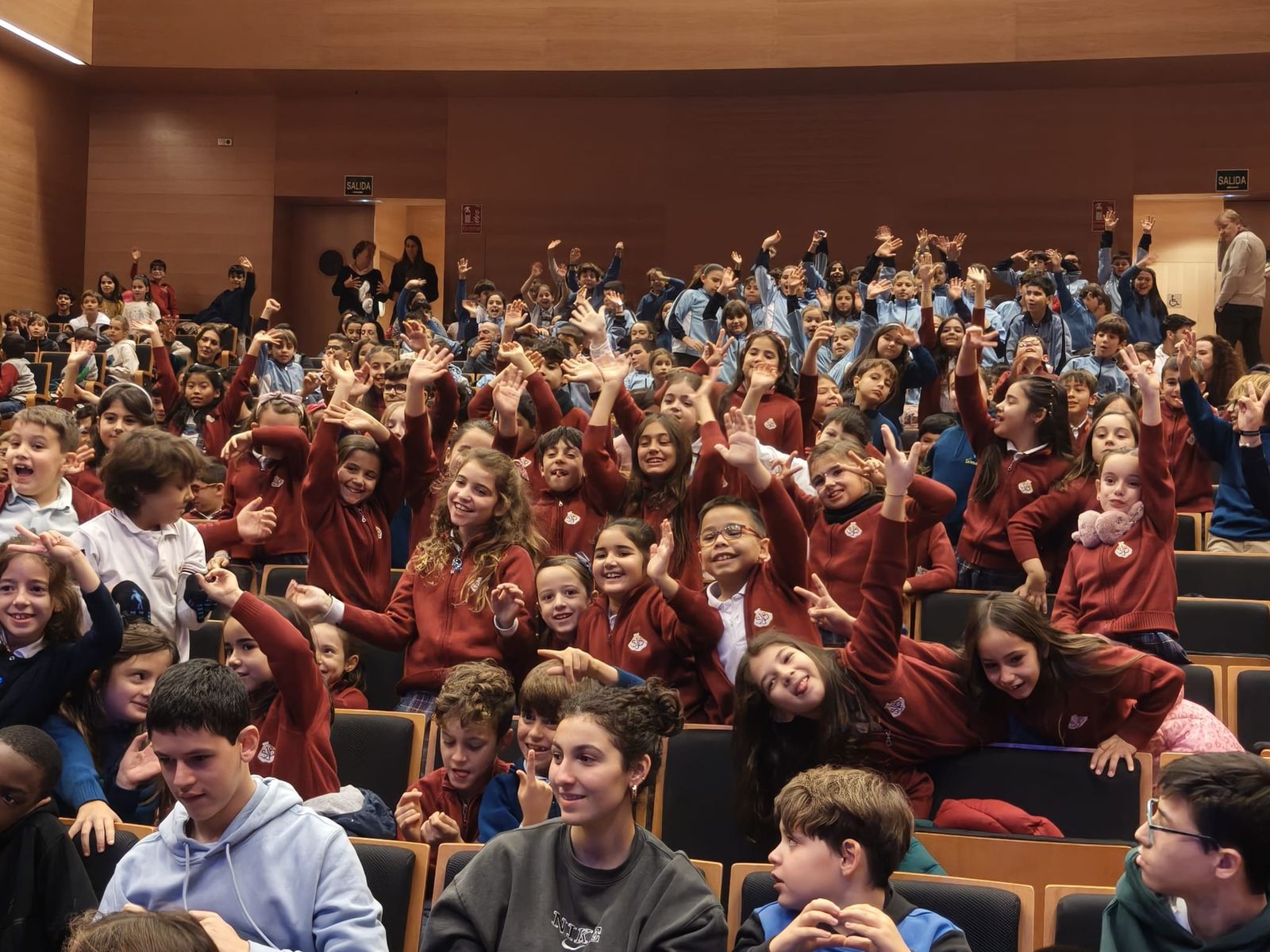 Los niños del concurso de dibujo de reciben sus diplomas premiados de las manos del alcalde por el Día Internacional de los Derechos de la Infancia