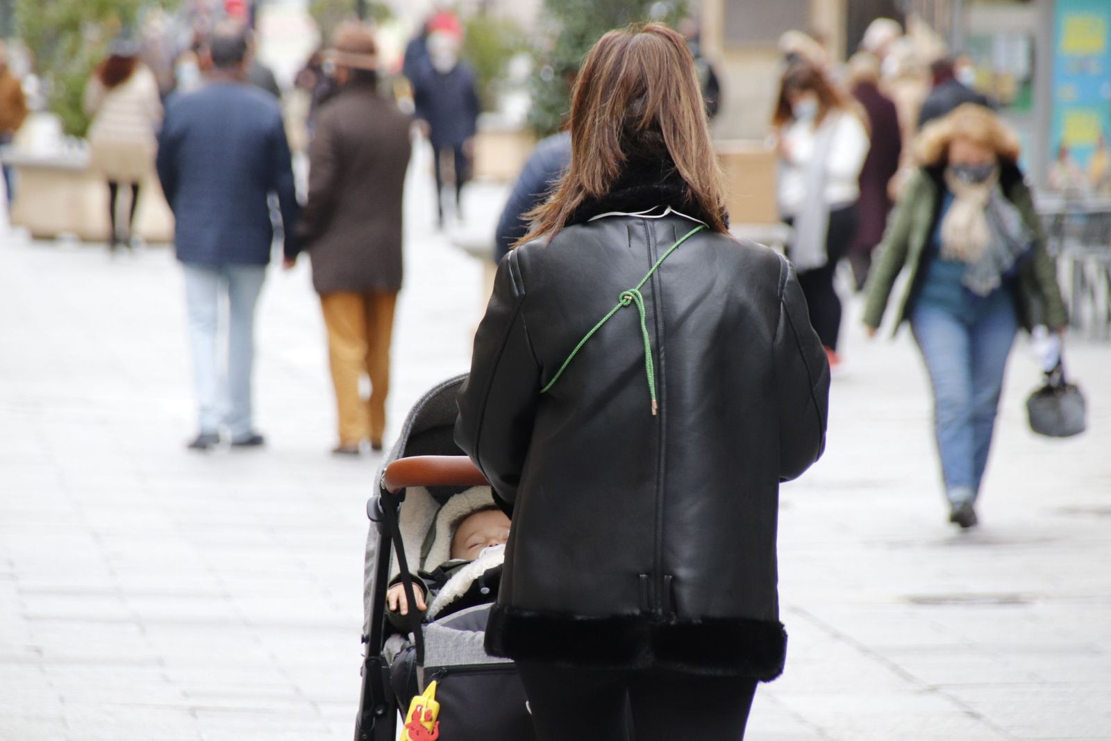 Mujer paseando con carro de bebé