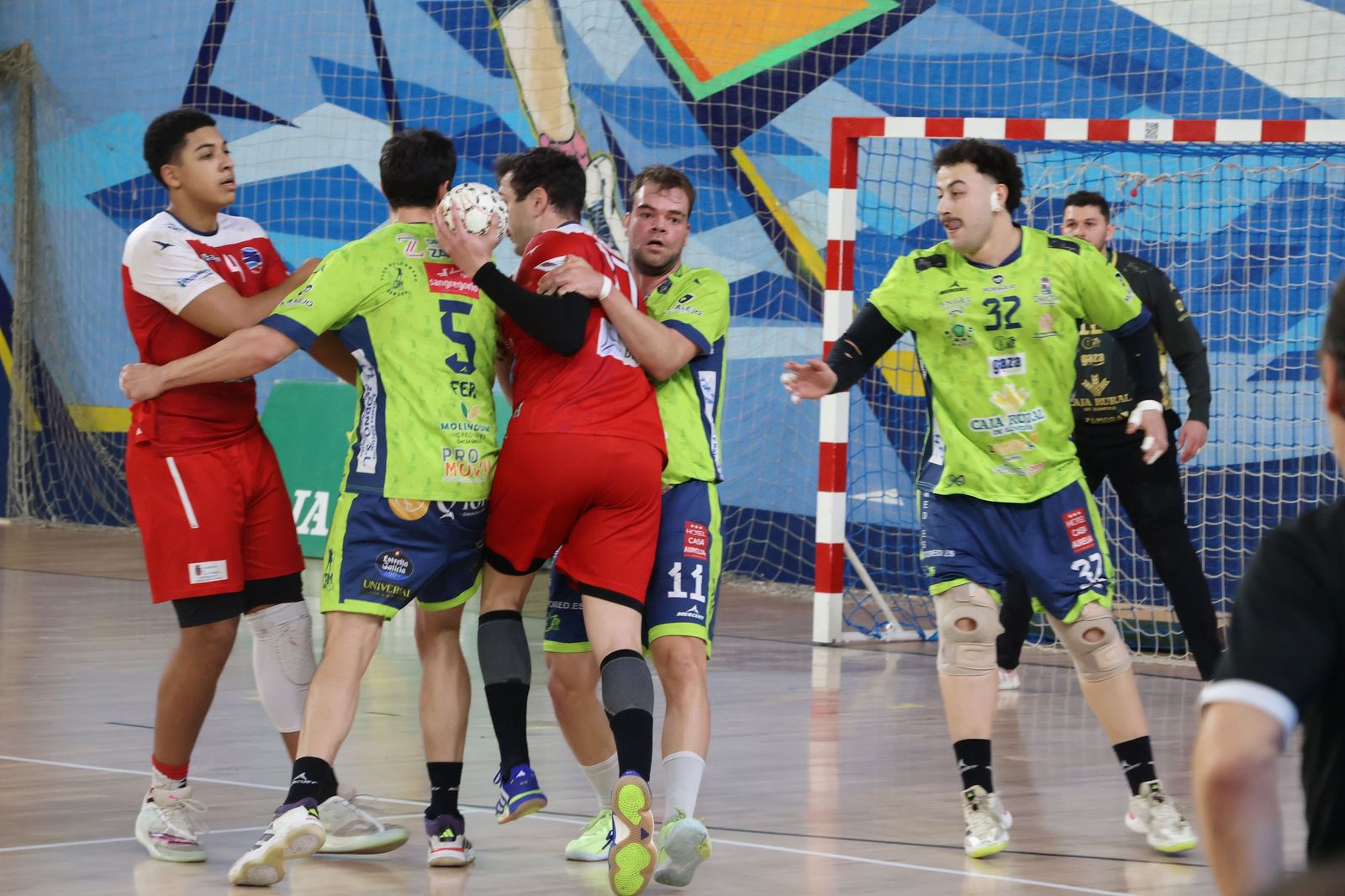 GALERÍA | Revive el apasionante duelo entre el Balonmano Zamora y el Ciudad de Santander