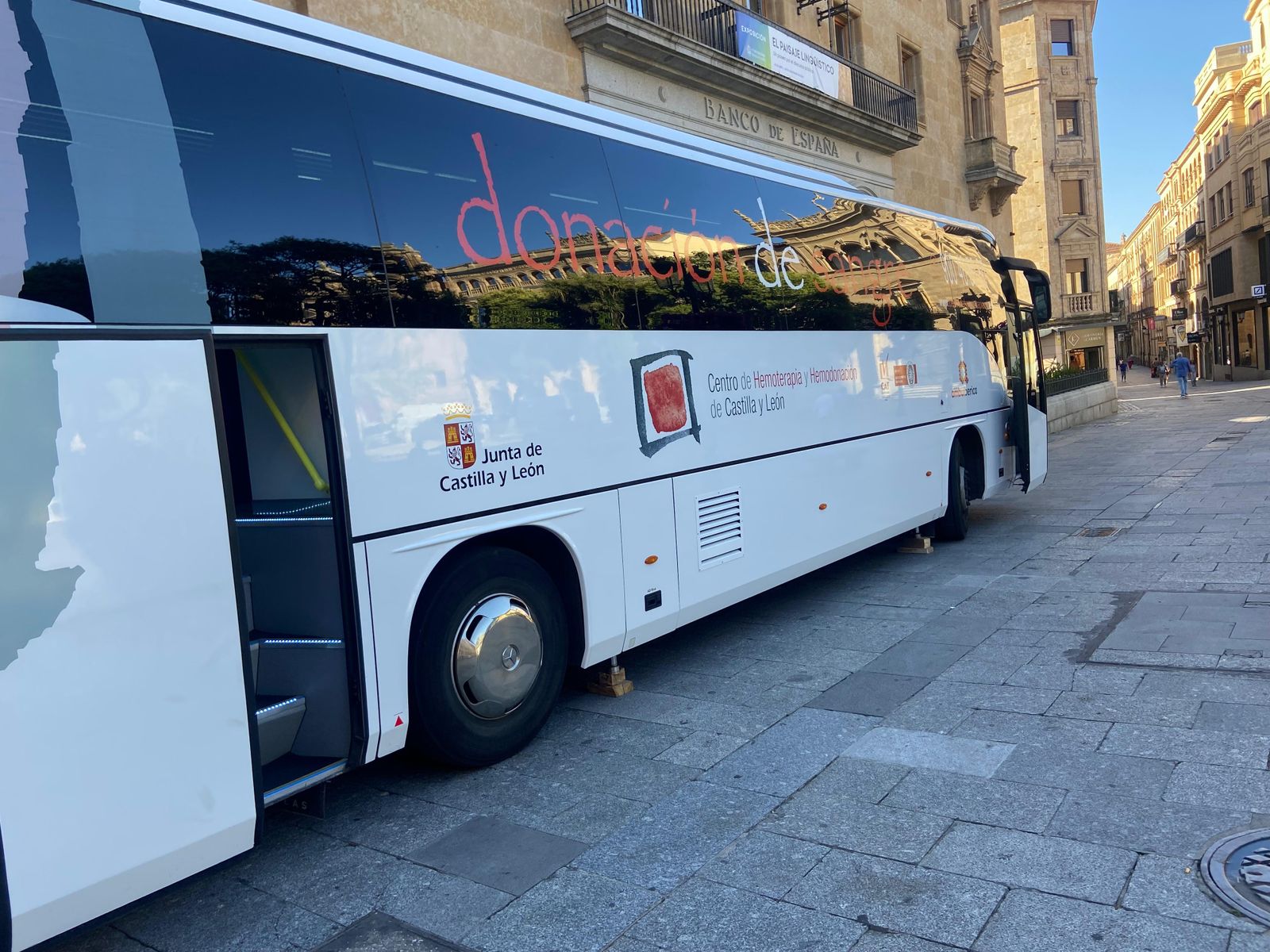 Autobús de la Hermandad de Donantes de Sangre en la plaza de los Bandos - Archivo