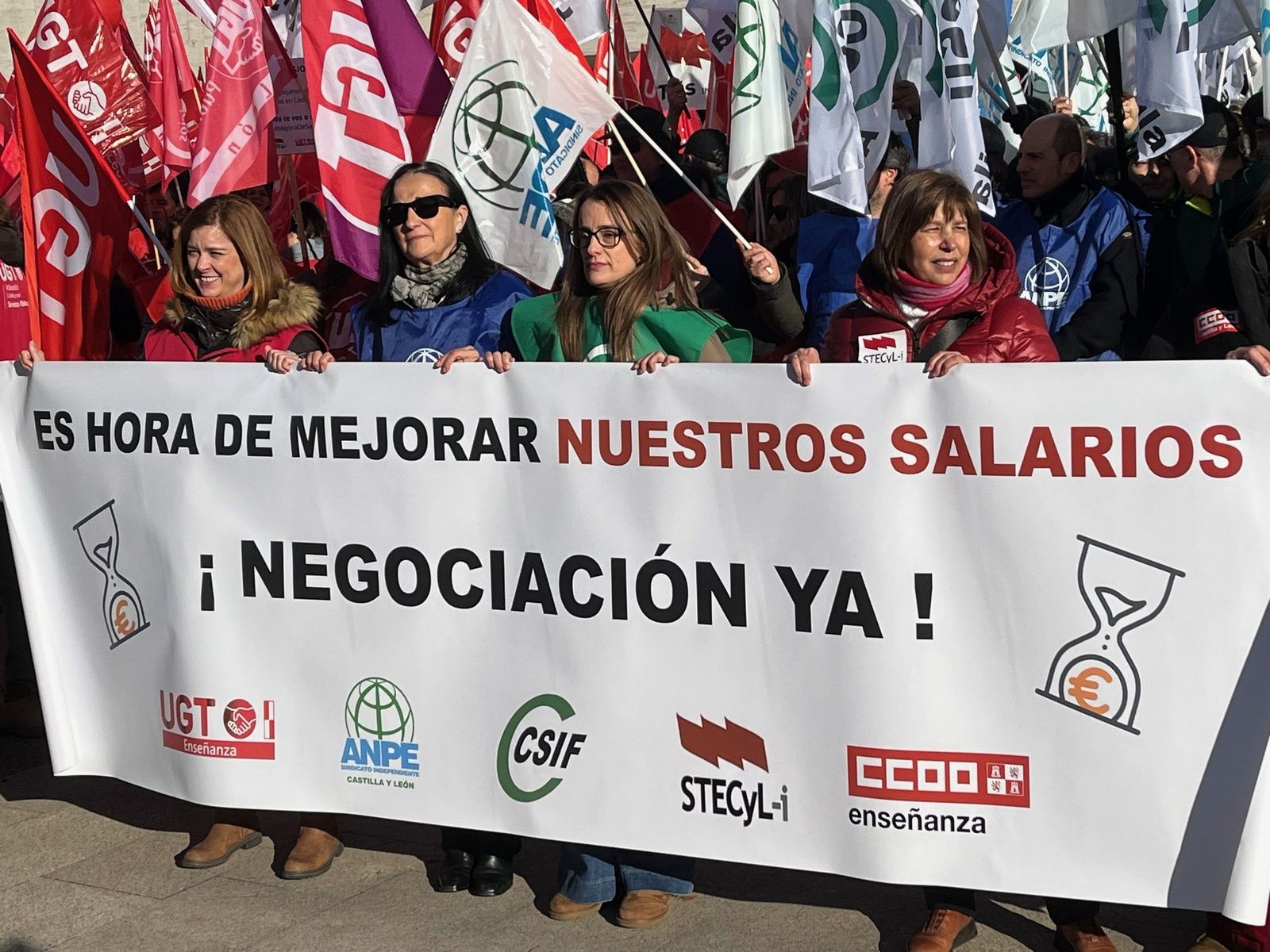 Sindicatos exigen la subida salarial de los profesores. Foto ANPE