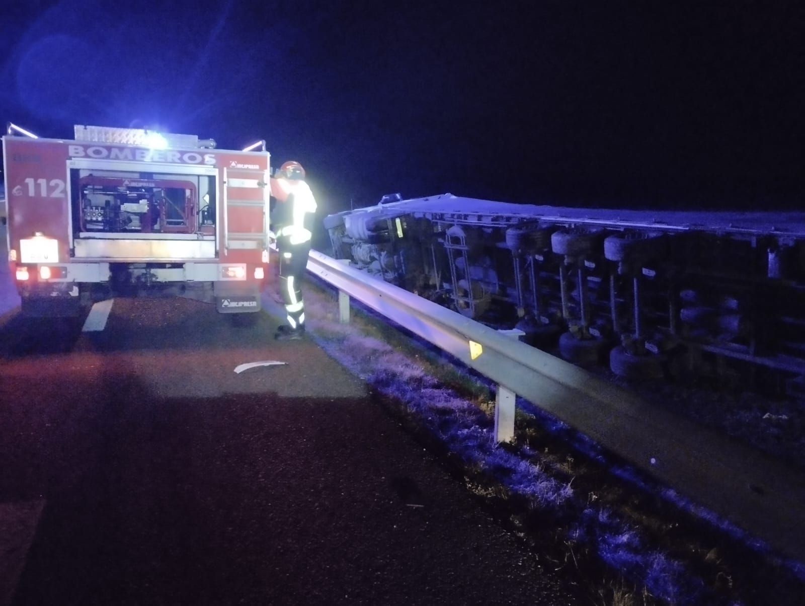 Rescate del conductor del camión volcado esta noche en la A 6