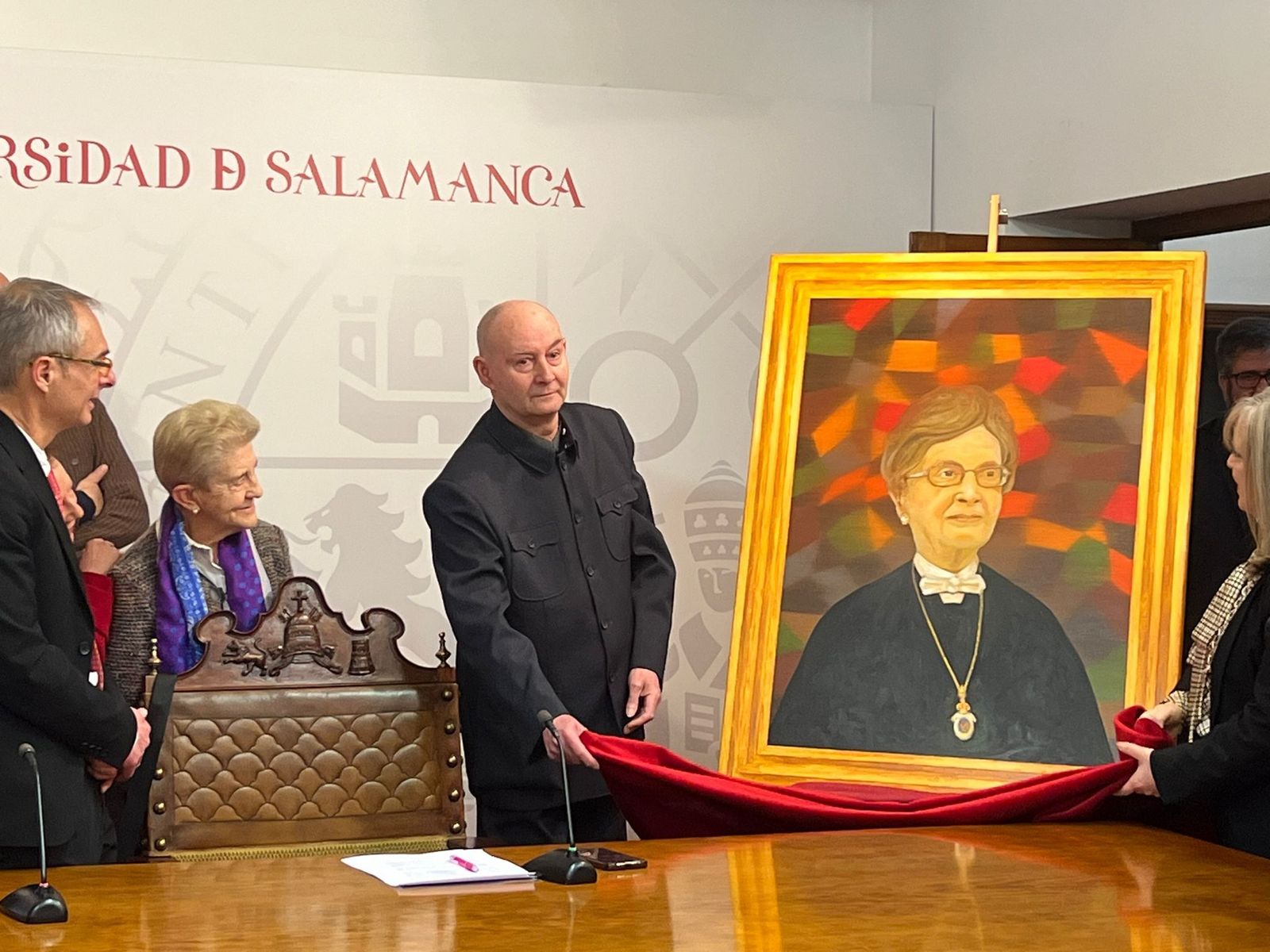 El cuadro de la rectora Gómez Molleda ya se encuentra en la galería de retratos del Rectorado de la USAL
