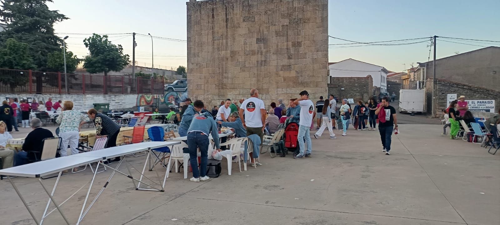 Los vecinos de Pereña de la Ribera se van de cena popular