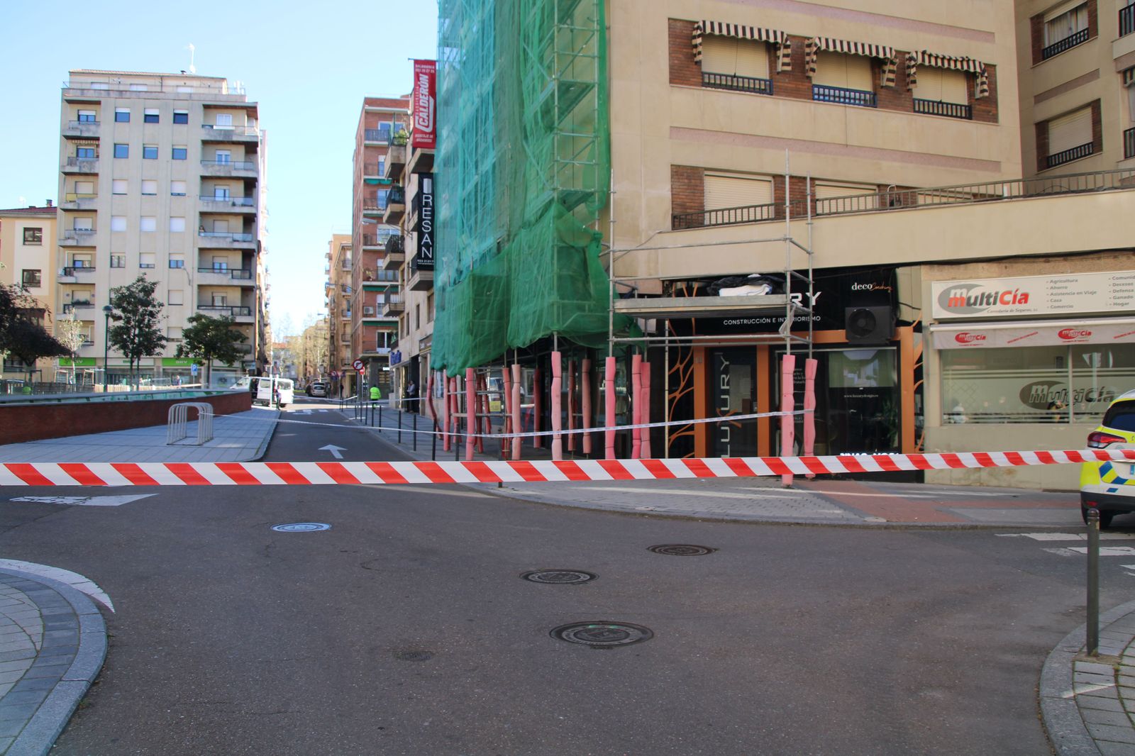 cortan-la-plaza-julian-sanchez-el-charro-al-doblarse-las-patas-de-un-andamio-de-grandes-dimensiones-7