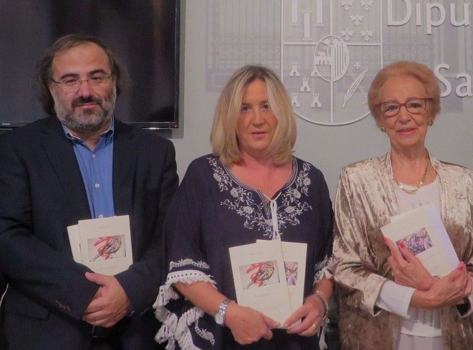 Alencart, Salas y Fernández Labrador, con los libros premiados en la V edición (foto Asociación Mujeres en Igualdad)