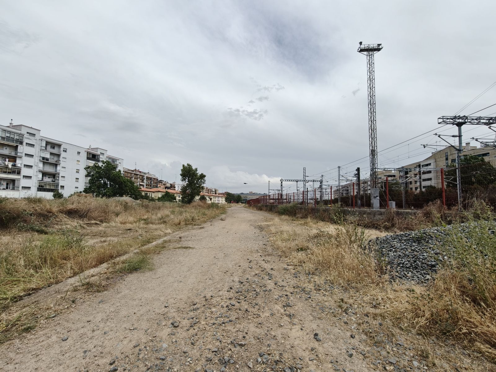 Parte junto a las vías del tren del tren del paseo de la Estación donde se ejecutarán las obras Parte junto a las vías del tren del tren del paseo de la Estación donde se ejecutarán las obras