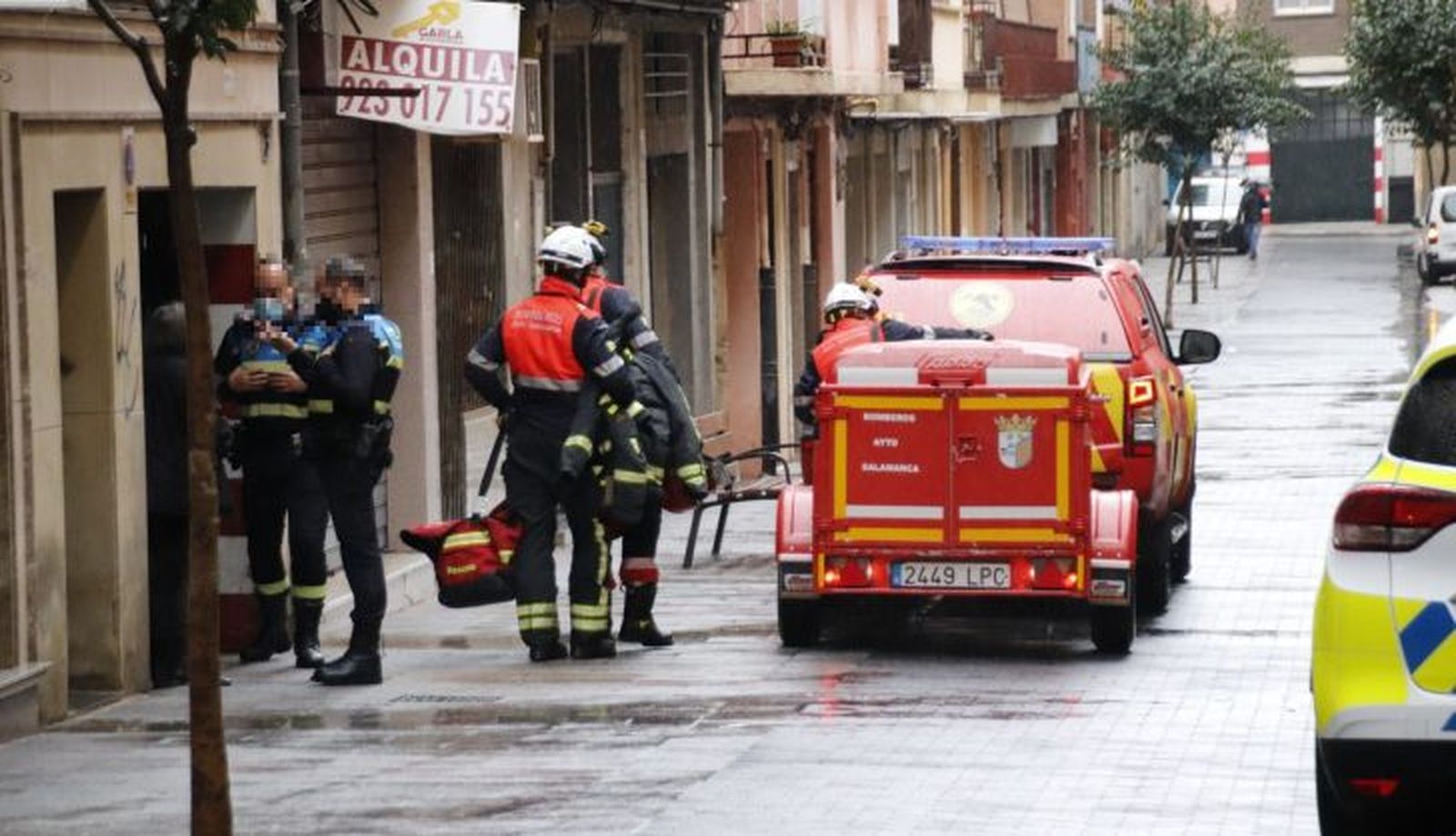Bomberos y Policía Local achican agua de un garaje (2)