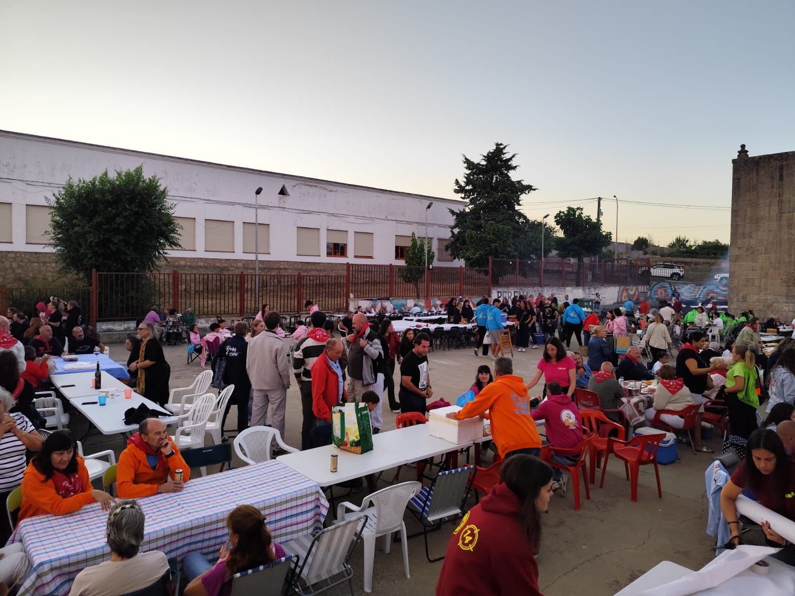 Los vecinos de Pereña de la Ribera se van de cena popular