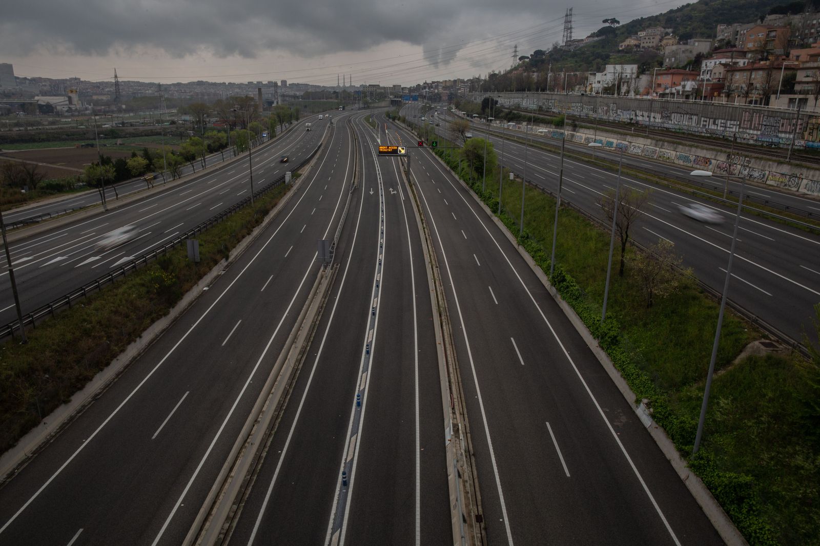 Carretera sin apenas tráfico en la entrada a Barcelona por la Autopista del Vallés el pasado 30 de marzo, día en que entró en vigor la limitación total de movimientos salvo de los trabajadores de