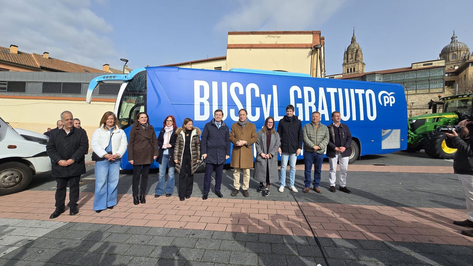 Mañueco presenta su caravana de vehículos en Salamanca