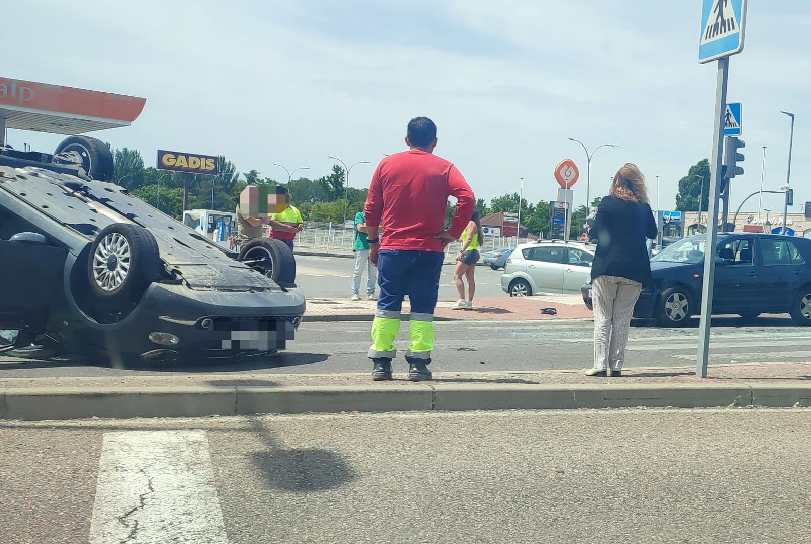 Vehículo volcado junto a la rotonda del Avión en Santa Marta