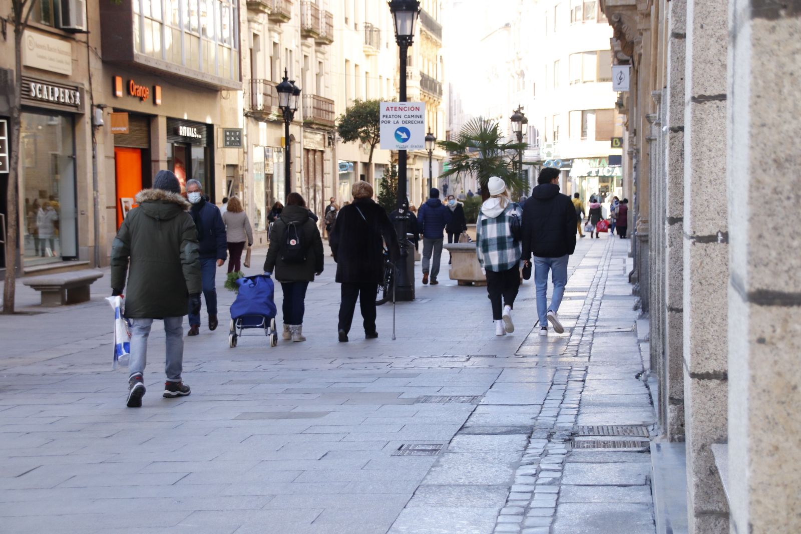 Personas paseando por las calles de Salamanca. | CARLOS GAGO
