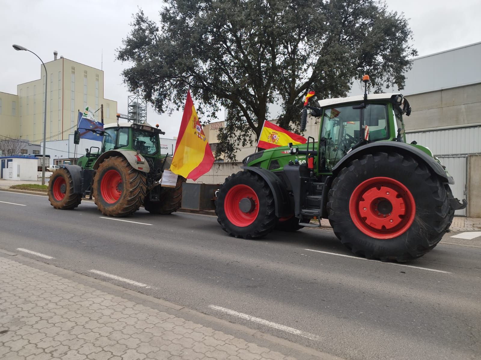 Tractores en avenida Juan Pablo II. Foto de archivo
