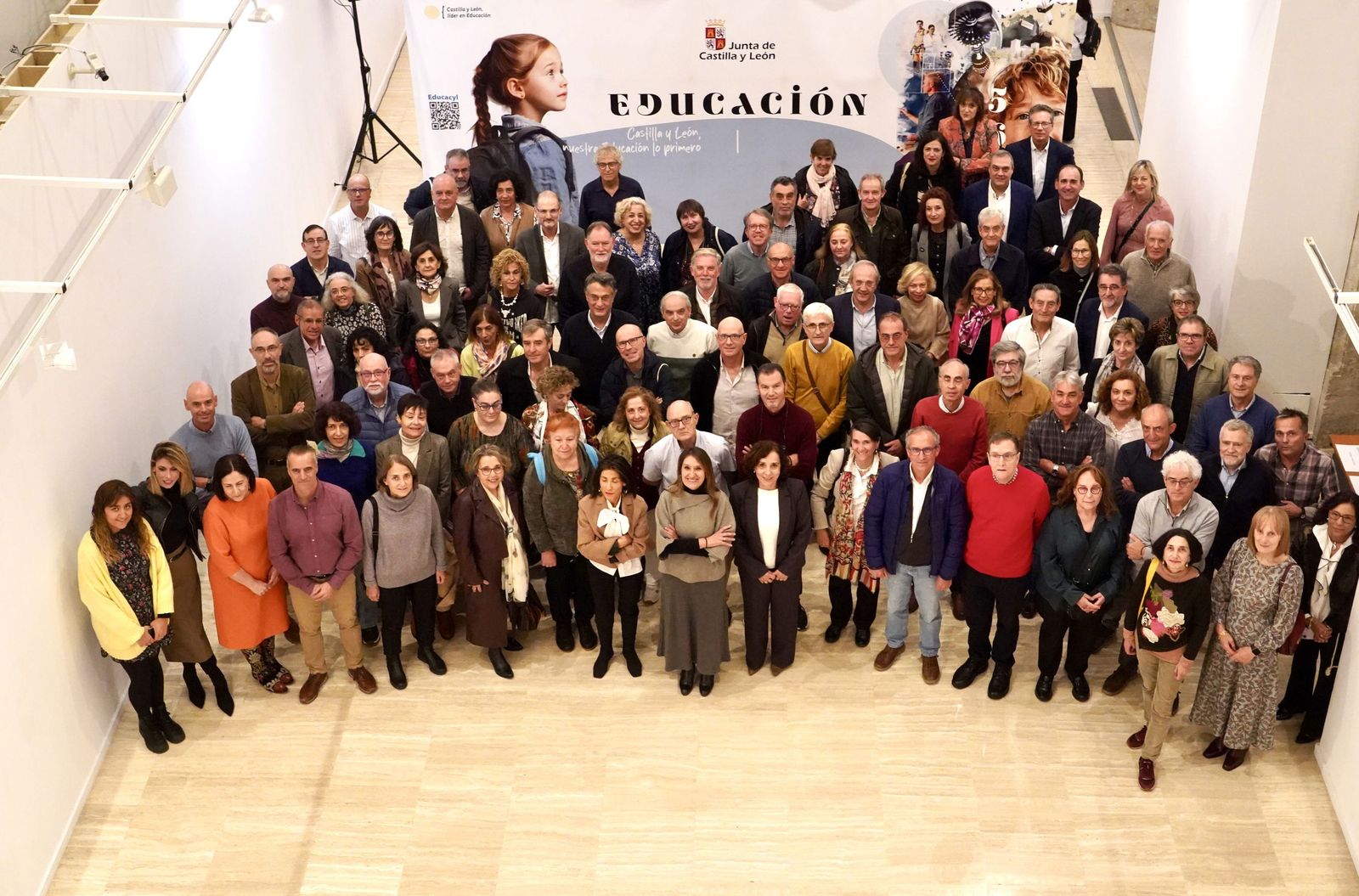 La consejera de Educación, Rocío Lucas, preside la entrega de diplomas a los Profesores Honorí­ficos 2025-2026.