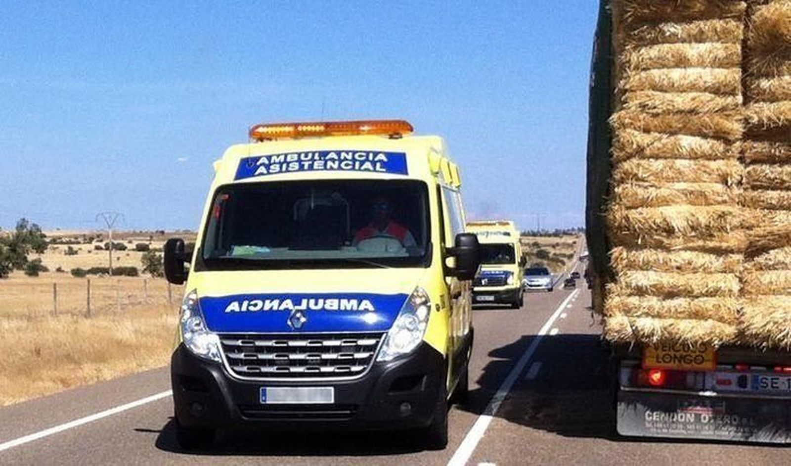 Trasladados a Salamanca cuatro heridos tras un colisión entre un autobús y un turismo en Zamora