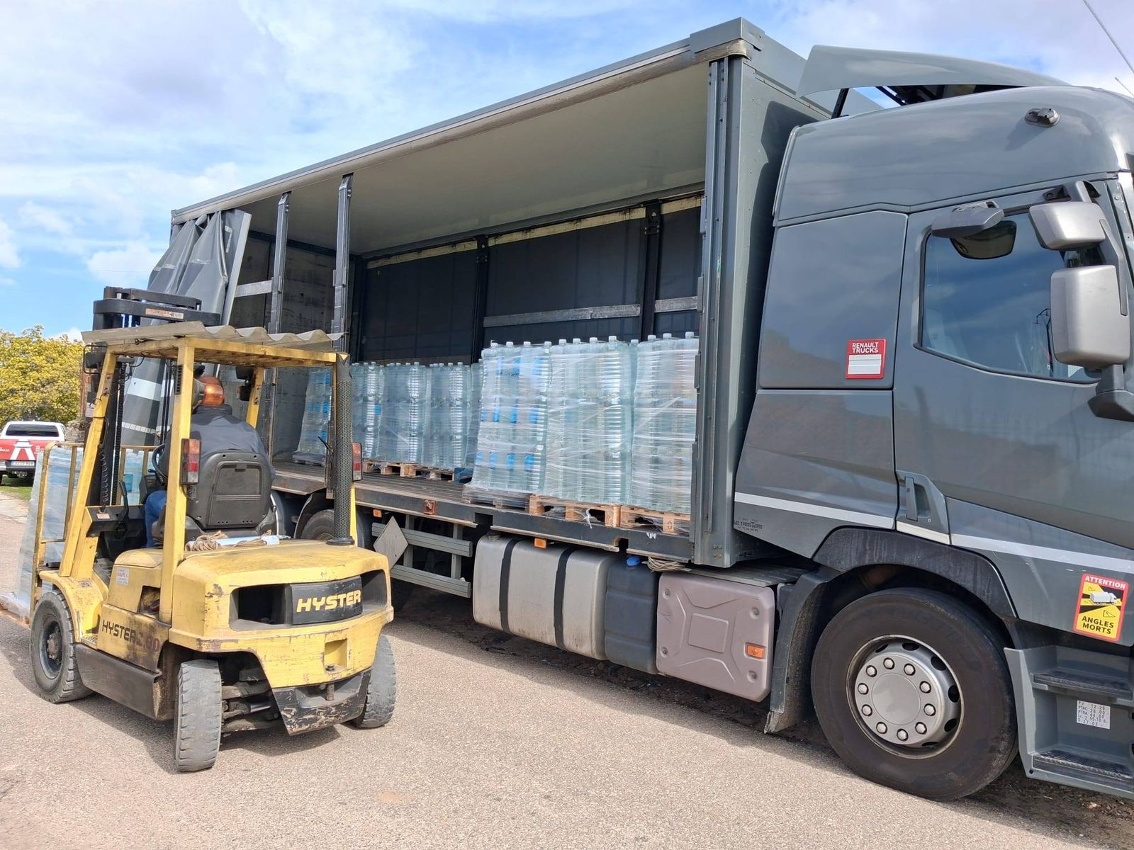 El camión que ha llegado con 1.440 garrafas a Fermoselle