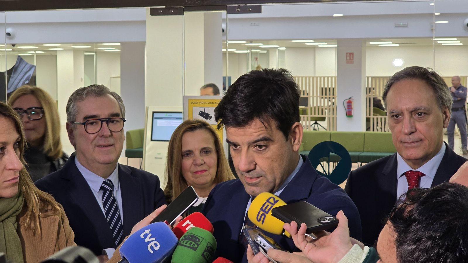 Inauguración de la placa conmemorativa por el centenario del nacimiento de la escritora Carmen Martín Gaite en el edificio de la entidad en la plaza de los Bandos