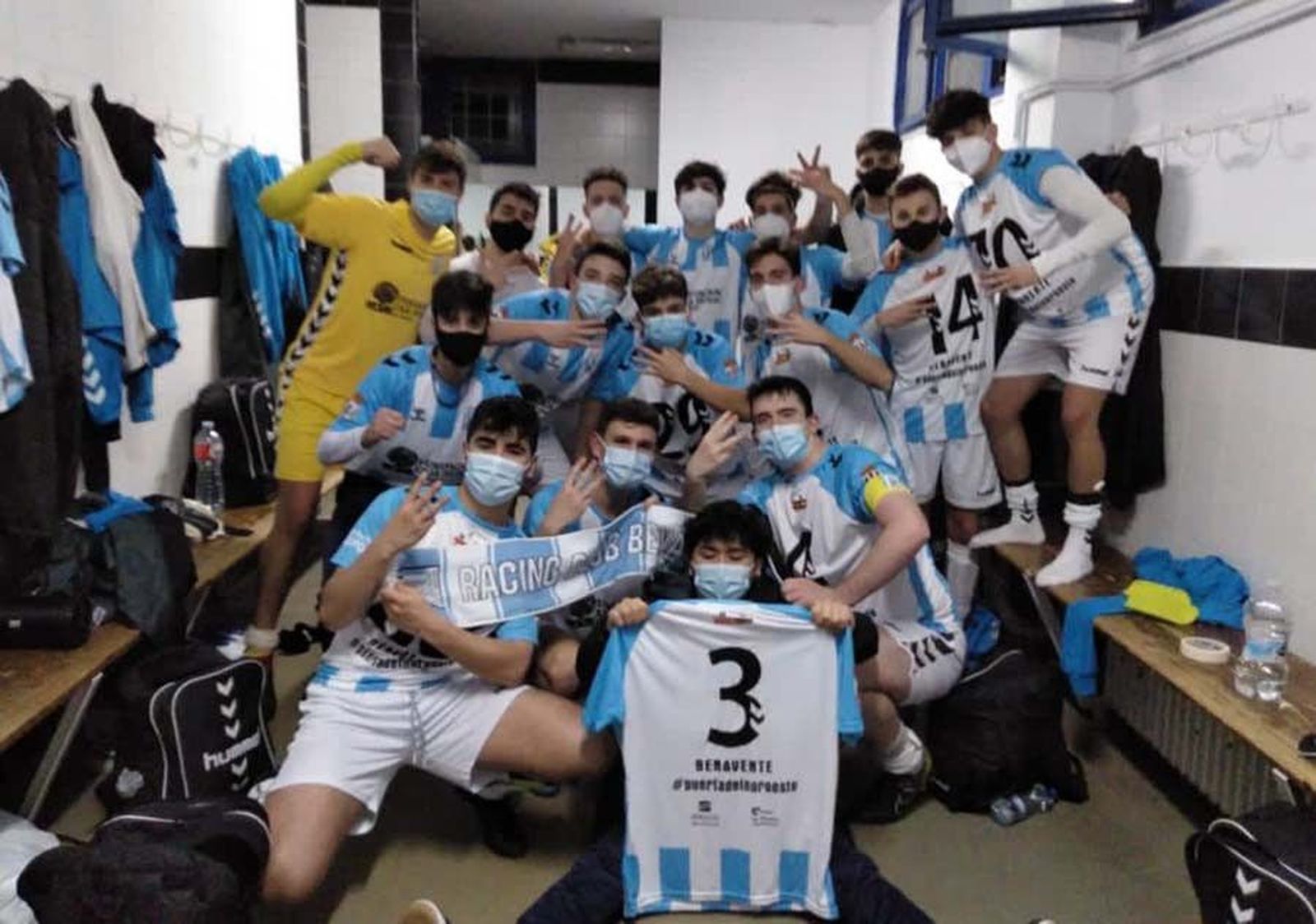 Celebración de una victoria por los jugadores del Racing Benavente