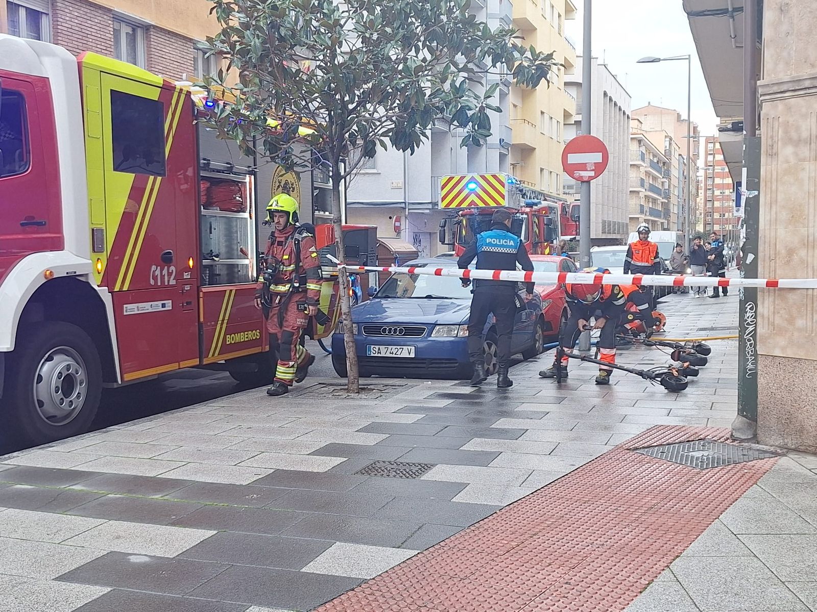 El incendio de un patinete eléctrico provoca la evacuación de un edificio en la calle Bolívar