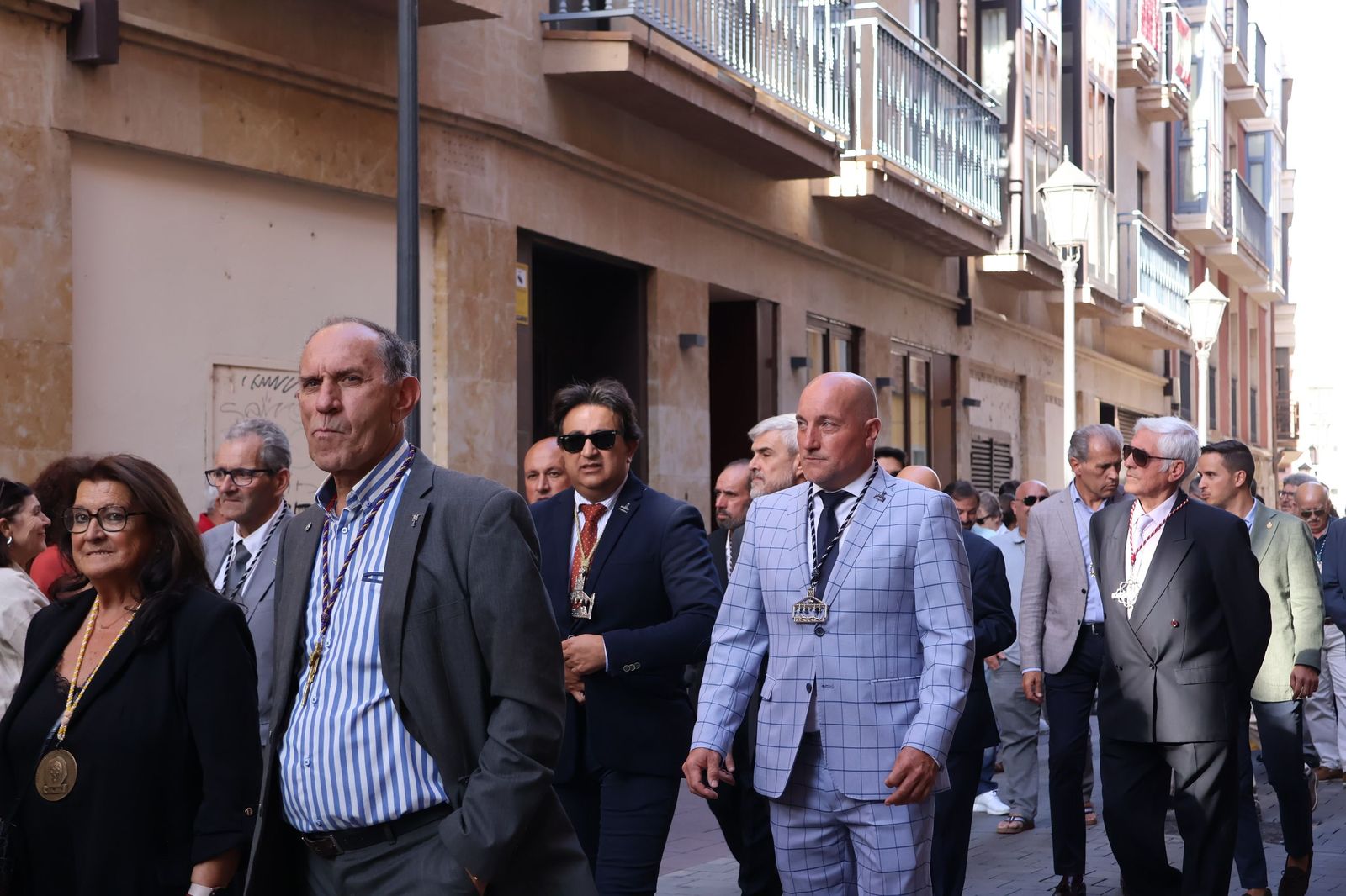 La Exaltación de la Cruz procesiona por las calles de Zamora rumbo a la carpa de San Bernabé