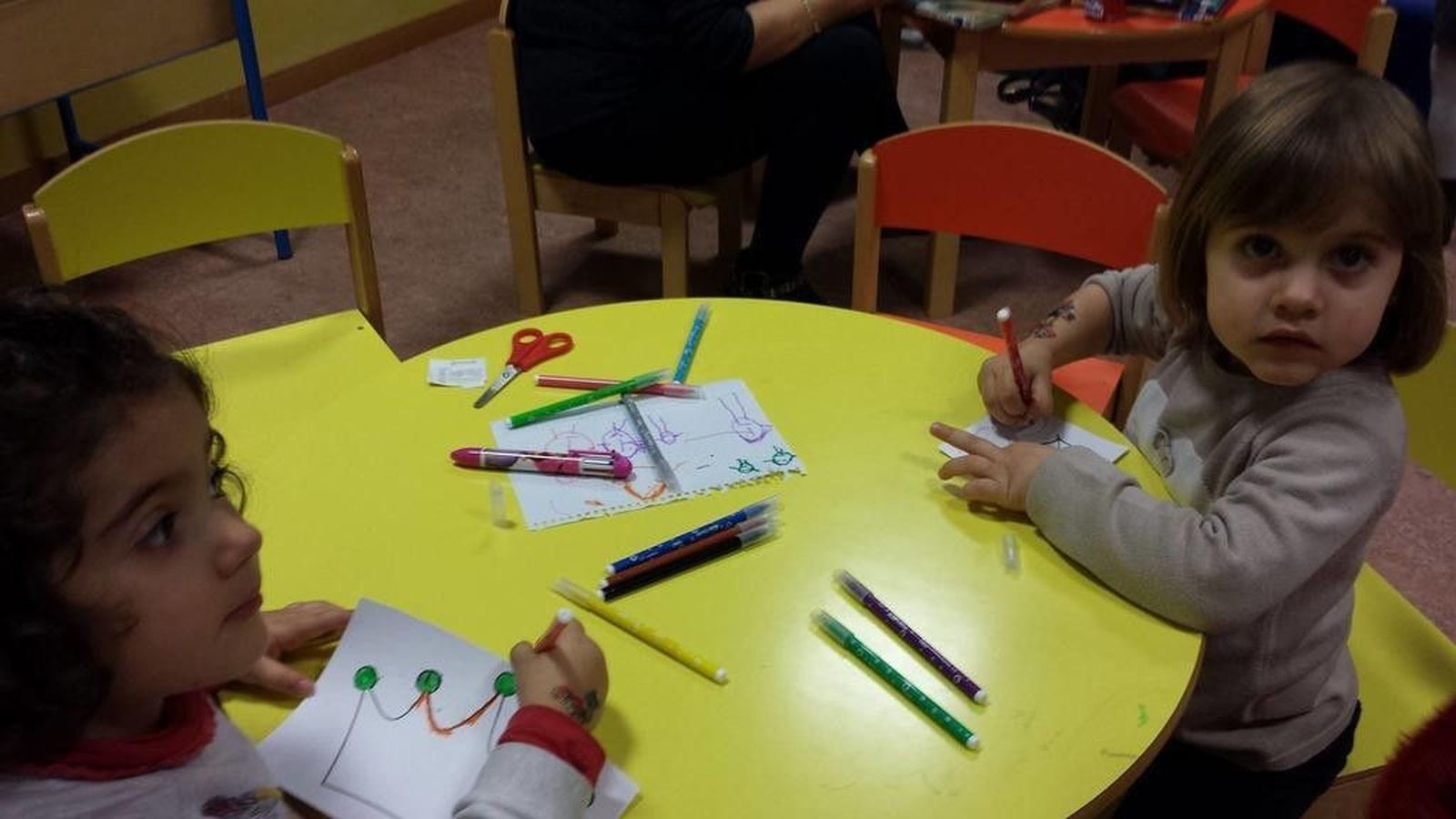 Gafas, bigotes y pajaritas, protagonistas del photocall navideño en la biblioteca