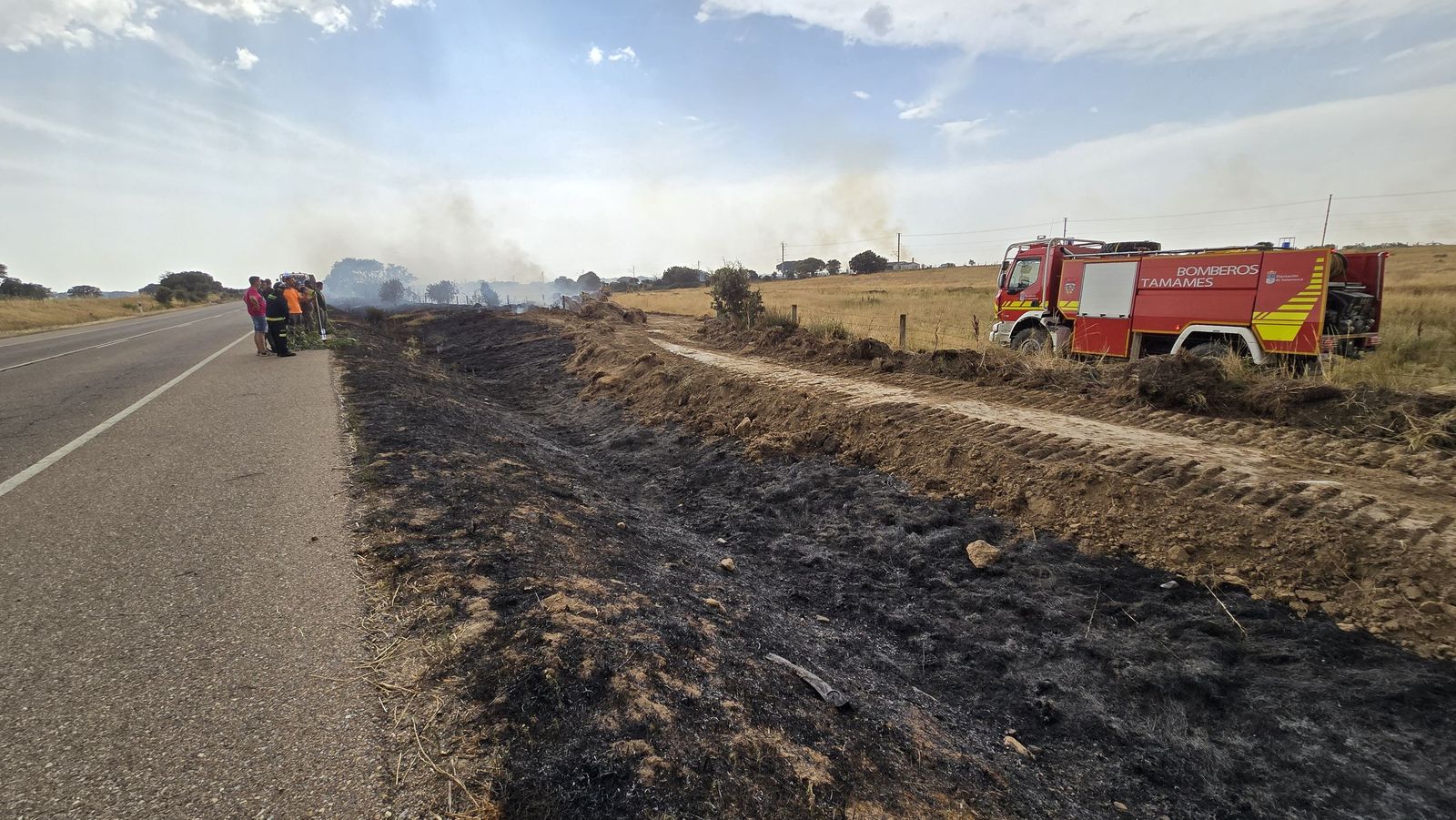 Un incendio de nivel 2 afecta al entorno rural de Martín de Yeltes