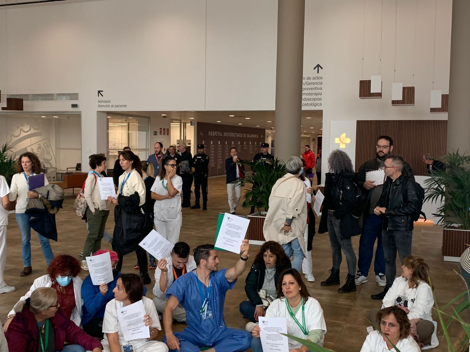 Sentada en el hall del Hospital de Salamanca