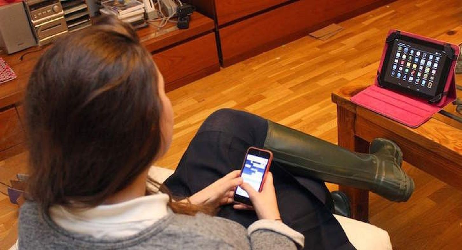 La adicción de las tres pantallas: móvil, ordenador y televisión