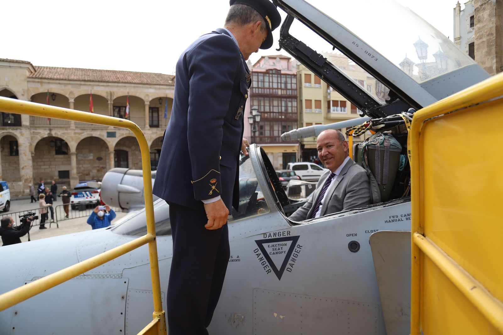 exposicion-del-ejercito-del-aire-en-la-plaza-mayor-de-zamora-foto-maria-lorenzo-8