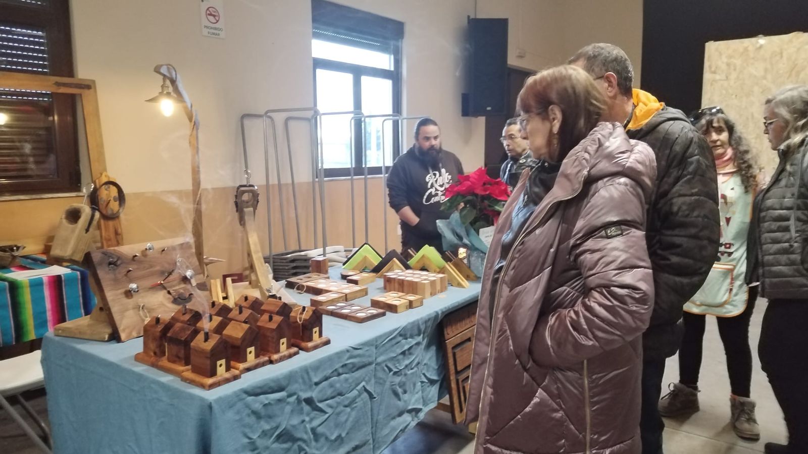 Algunos visitantes contemplando los puestos de artesanía