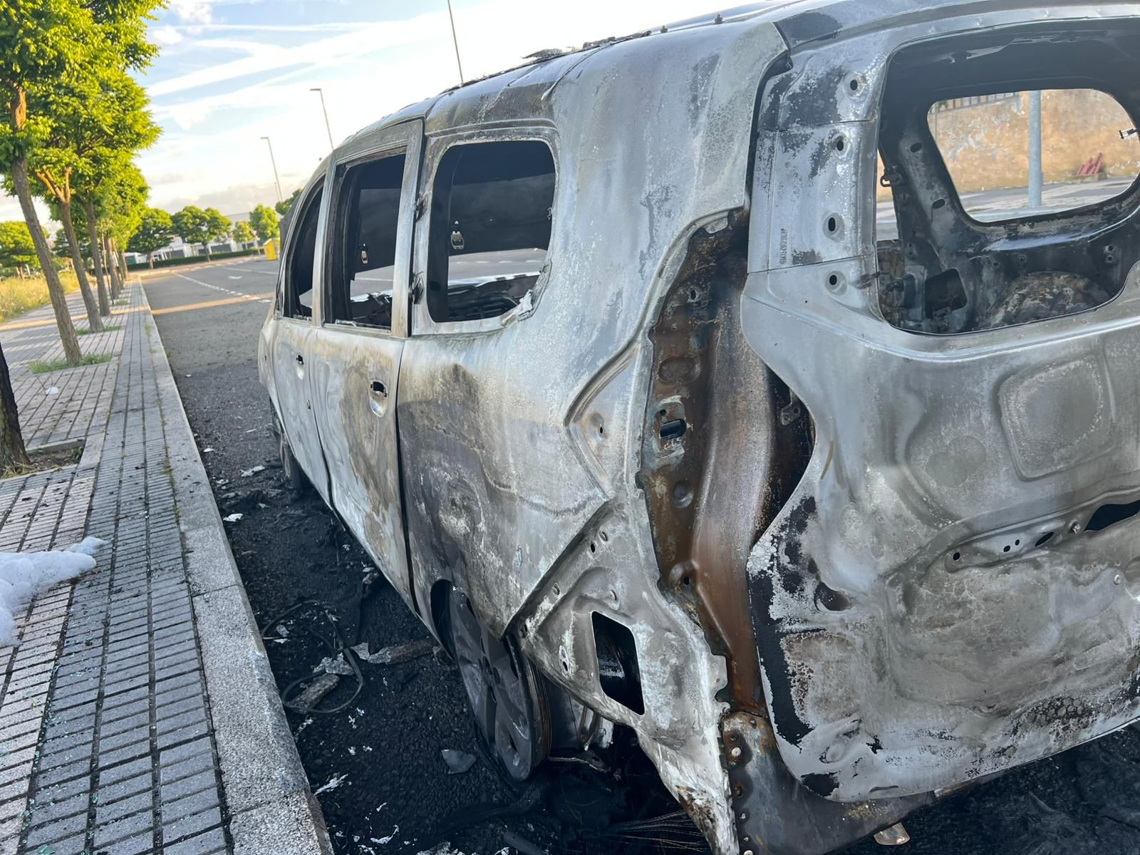 Un coche arde de madrugada en Puente Ladrillo y queda totalmente calcinado