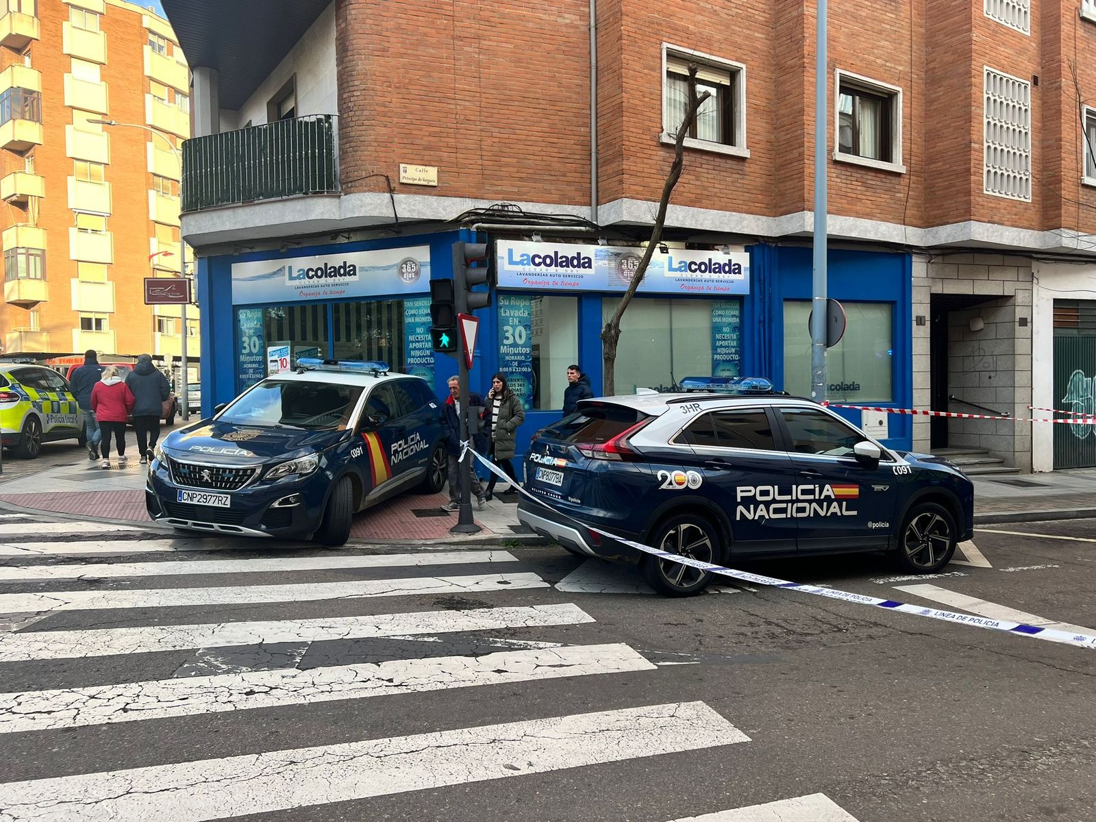 policia-local-y-bomberos-desalojan-un-edificio-en-la-calle-principe-de-vergara-10