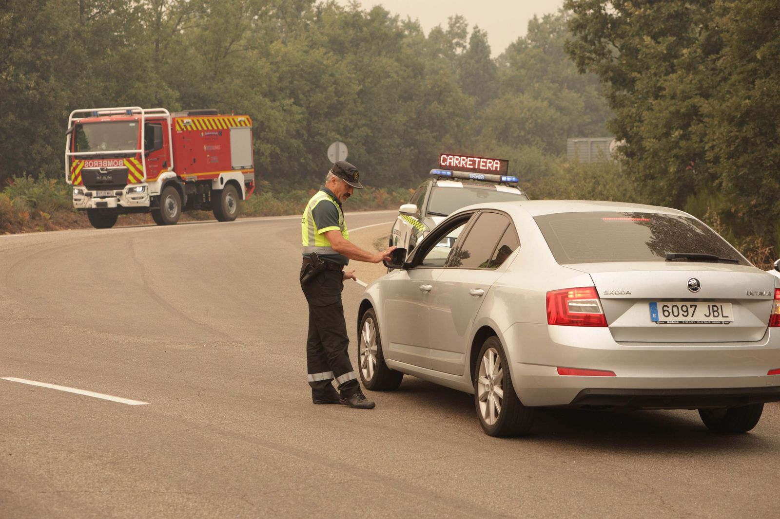 Desalojo de los vecinos de San Ciprián de Sanabria por el incendio en Porto