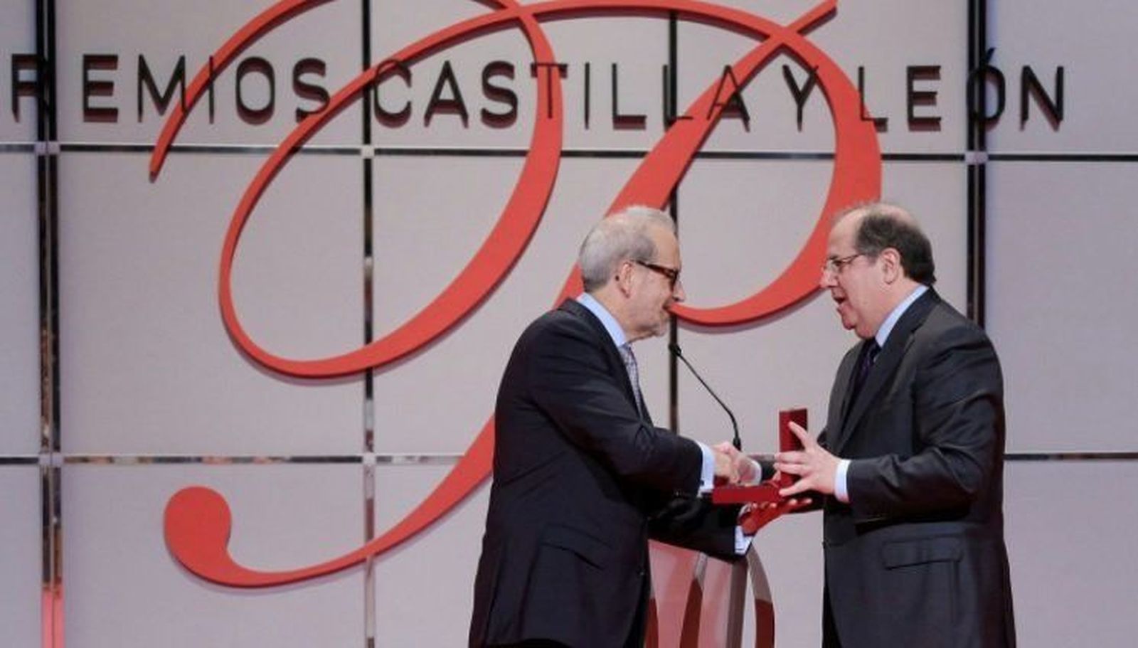 La USAL recibe la Medalla de Oro de Castilla y León por sus ocho siglos de historia