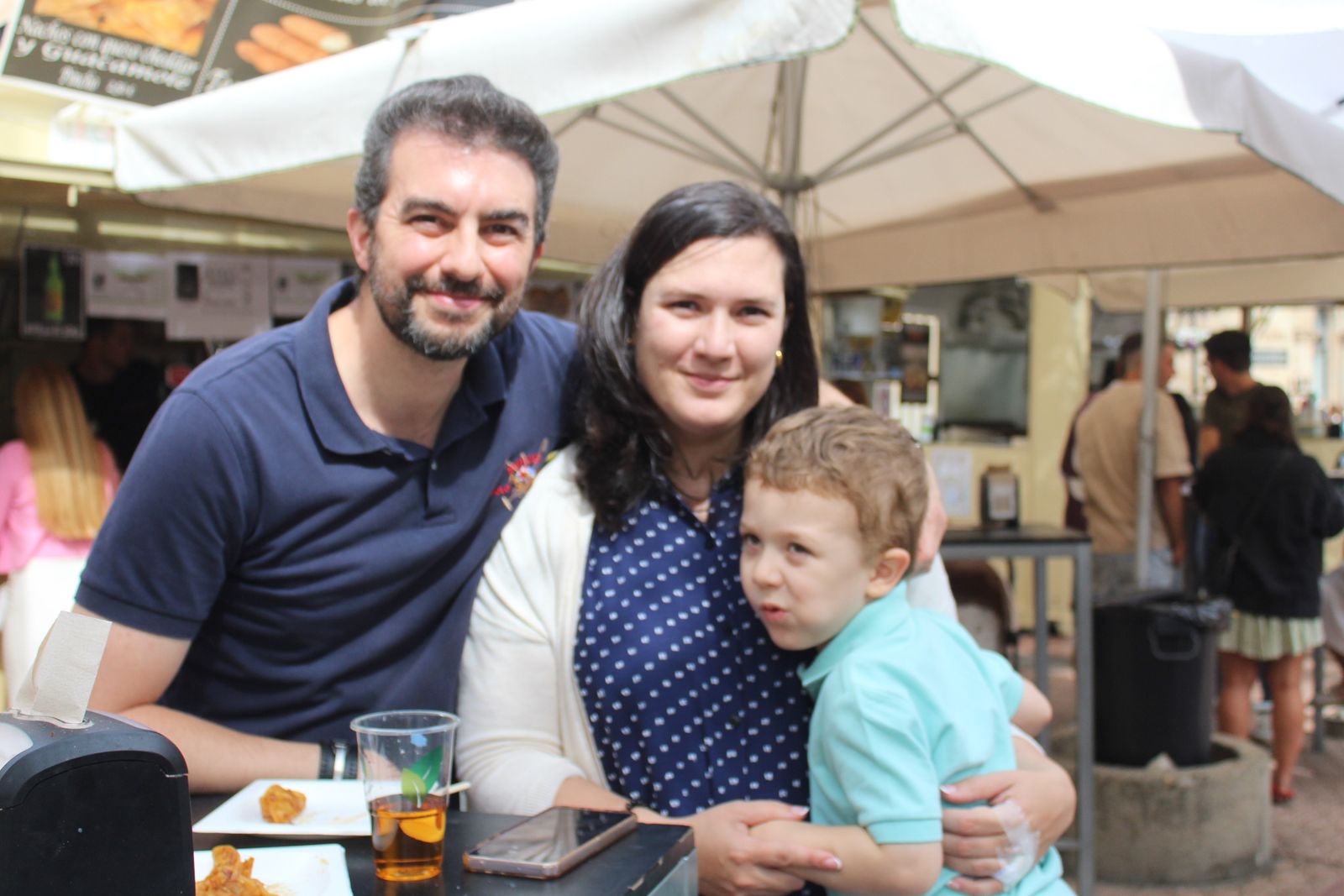 Ambiente en la Feria de Día en el mediodía de este domingo