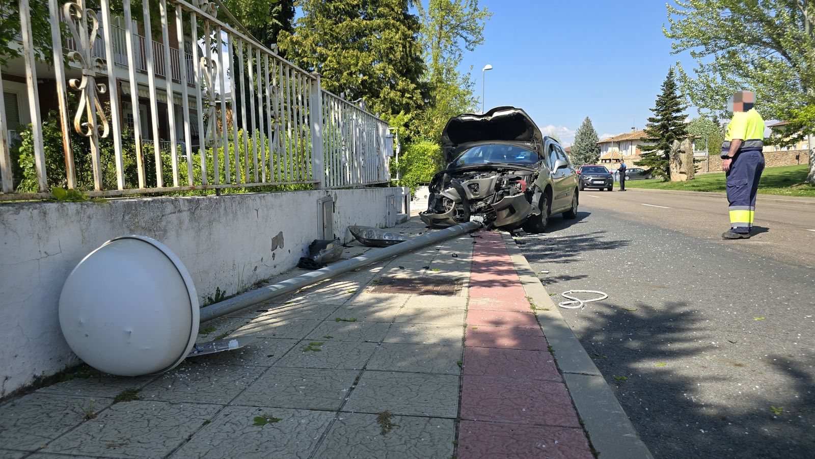 Un turismo choca contra una farola en Valdelagua con la presencia de la Policía Local de Santa Marta y una ambulancia