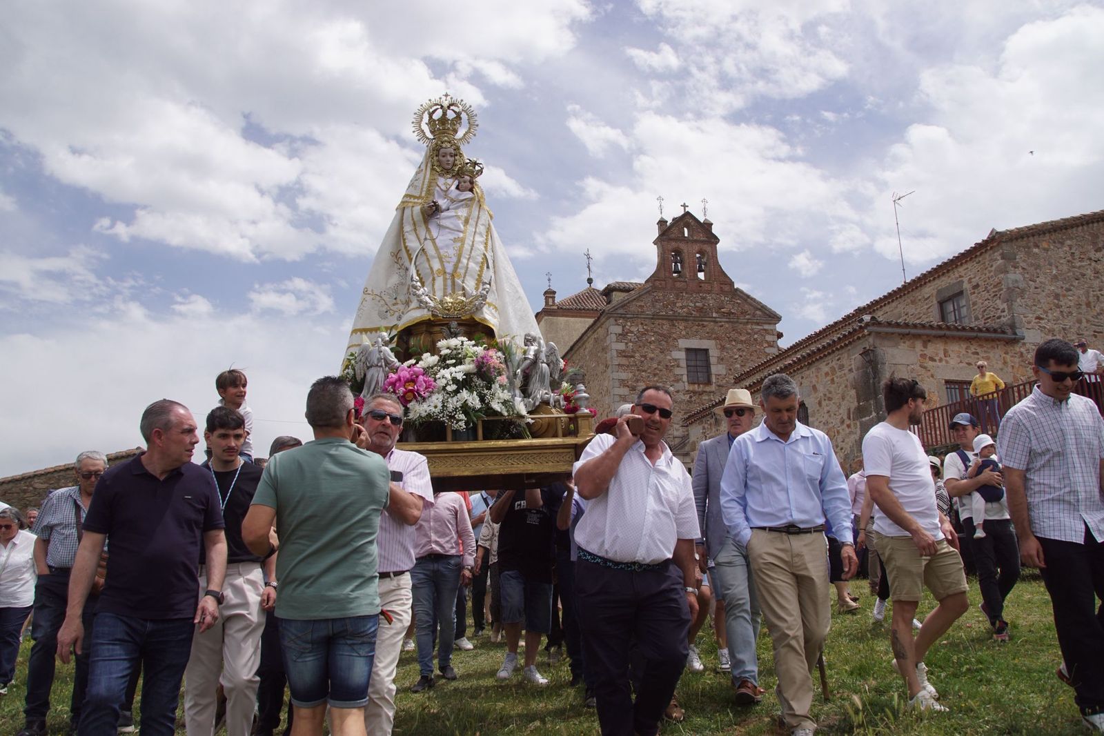 Valdejimena sale a los campos en su romería para honrar a su patrona