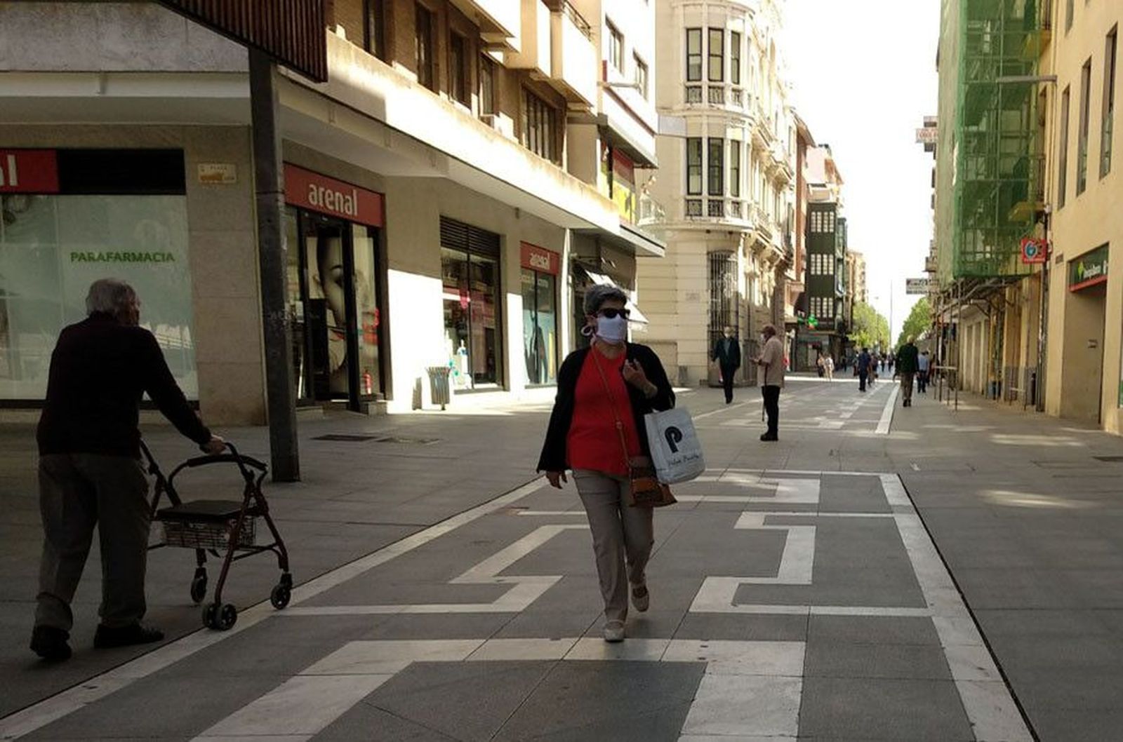 Gente paseando con mascarilla