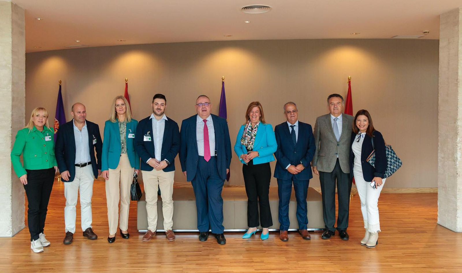 Los concejales del PP de Villoria con el consejero de Sanidad, Alejandro Vázquez en las Cortes