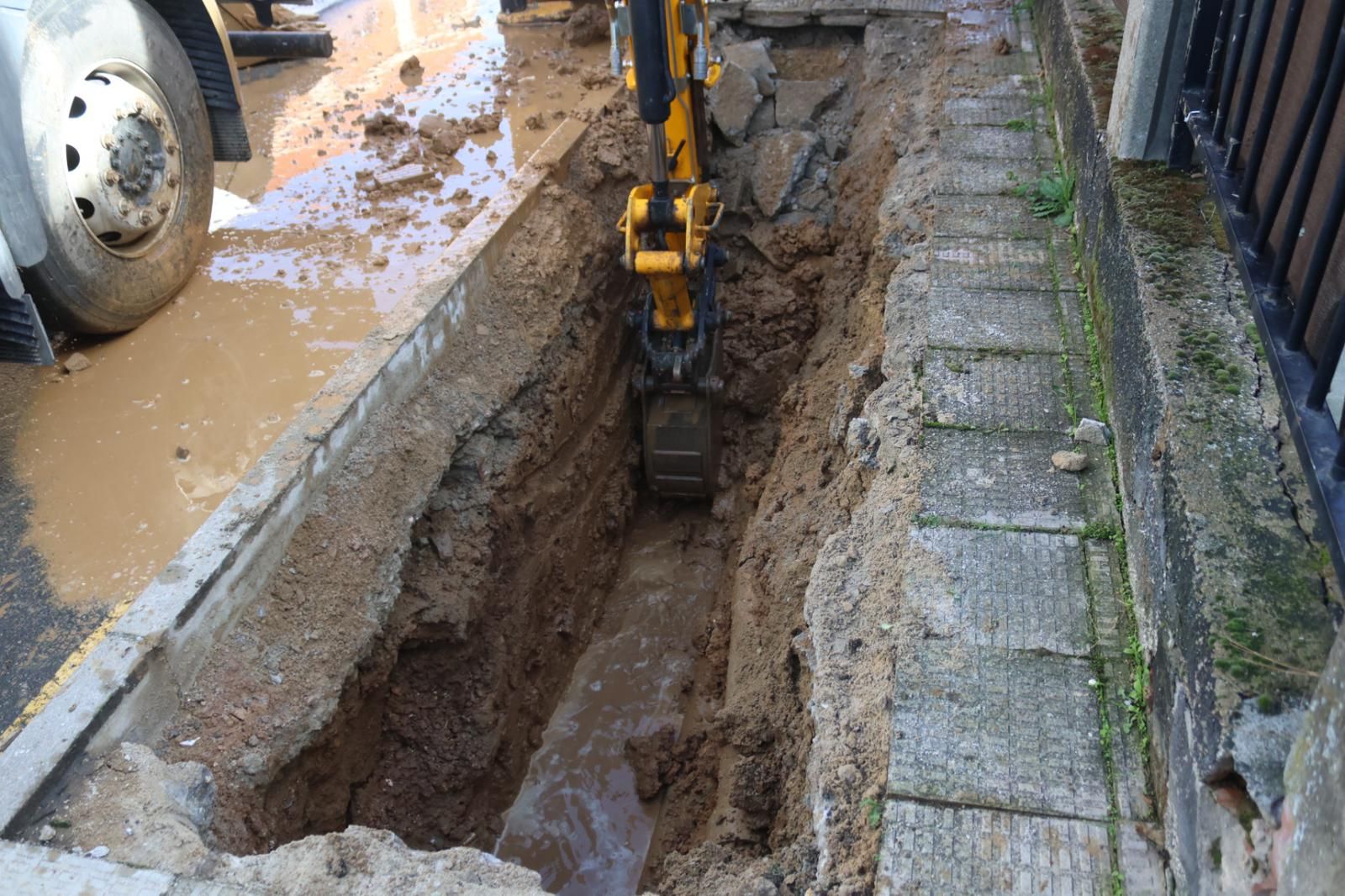 Un reventón de tubería en El Montalvo causa estragos durante la mañana de este domingo