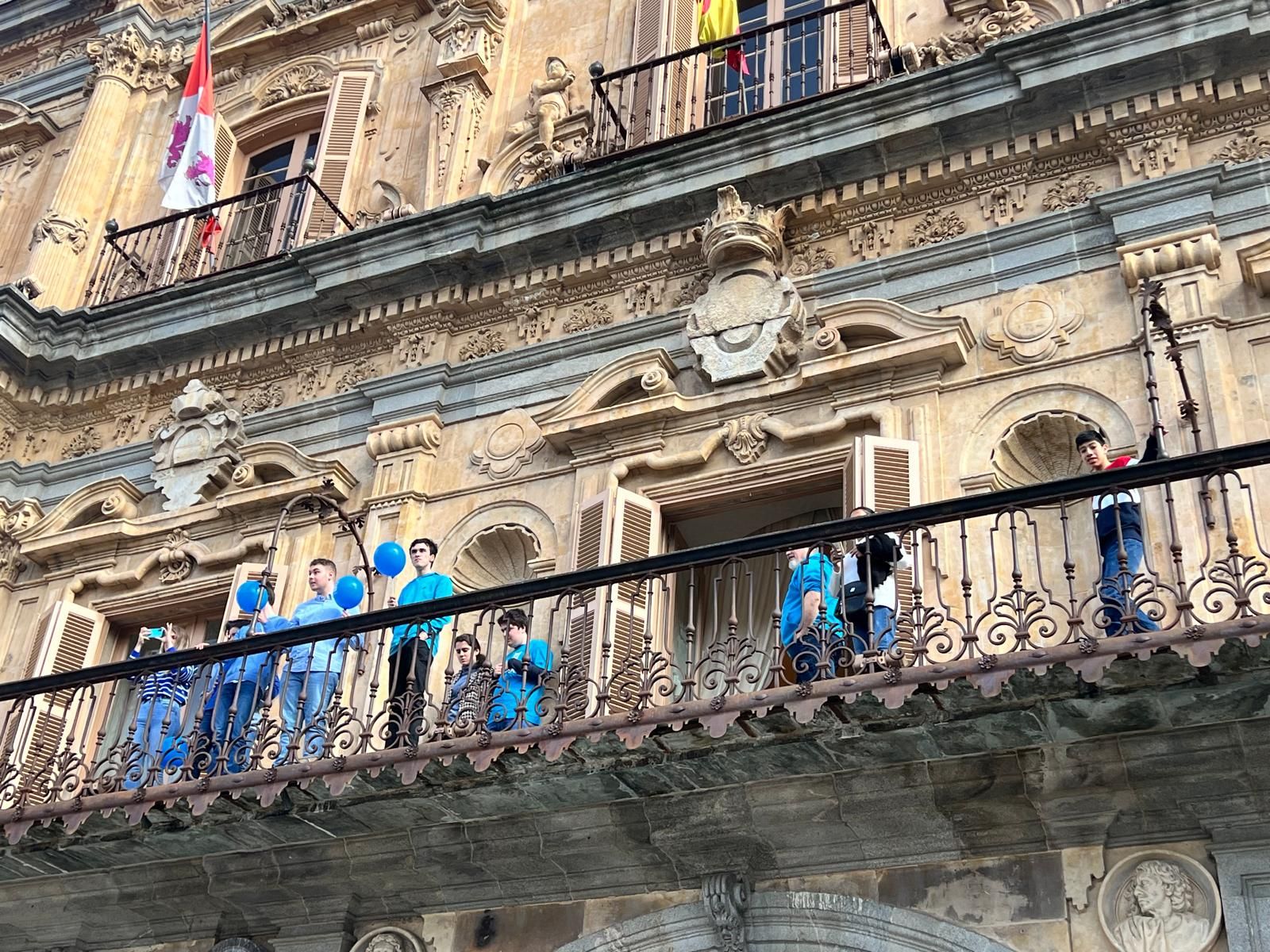 personas-con-tea-visitan-el-ayuntamiento-de-salamanca-en-el-dia-mundial-de-concienciacion-sobre-el-autismo-8