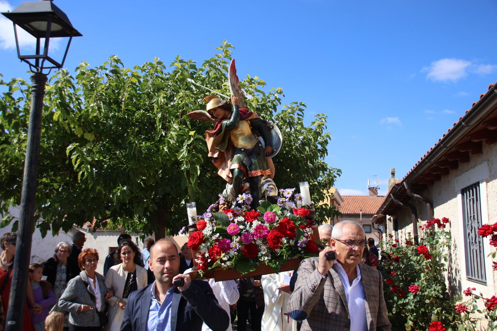 Misa en honor a San Miguel y bailes charros