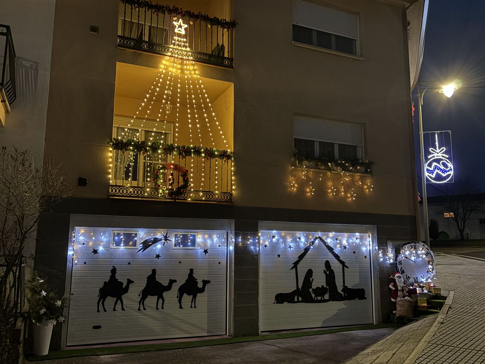 F.J.E.A. - Decoración navideña en una vivienda de Ledesma (5).jpeg