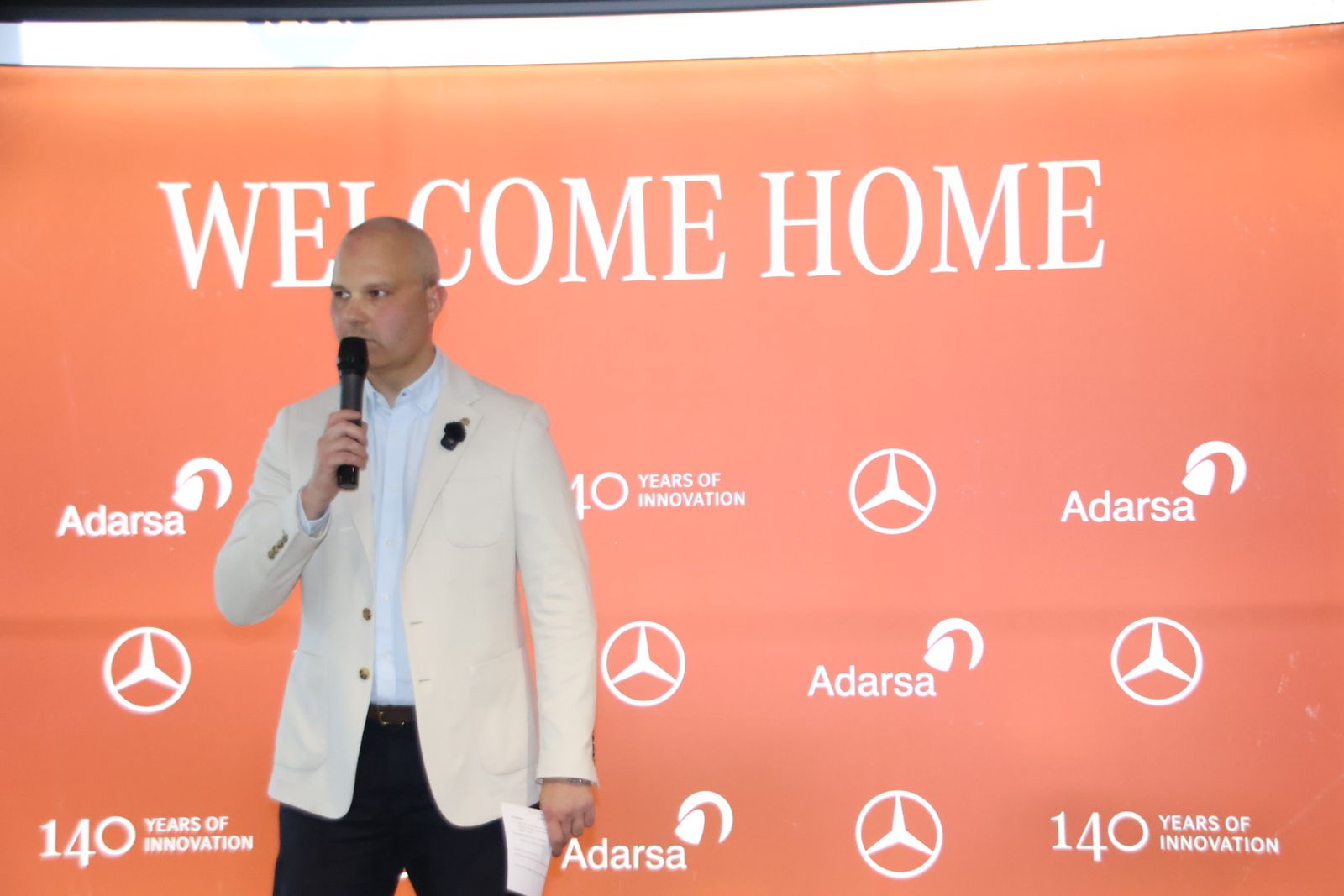 Presentación dos coches en la mercedes